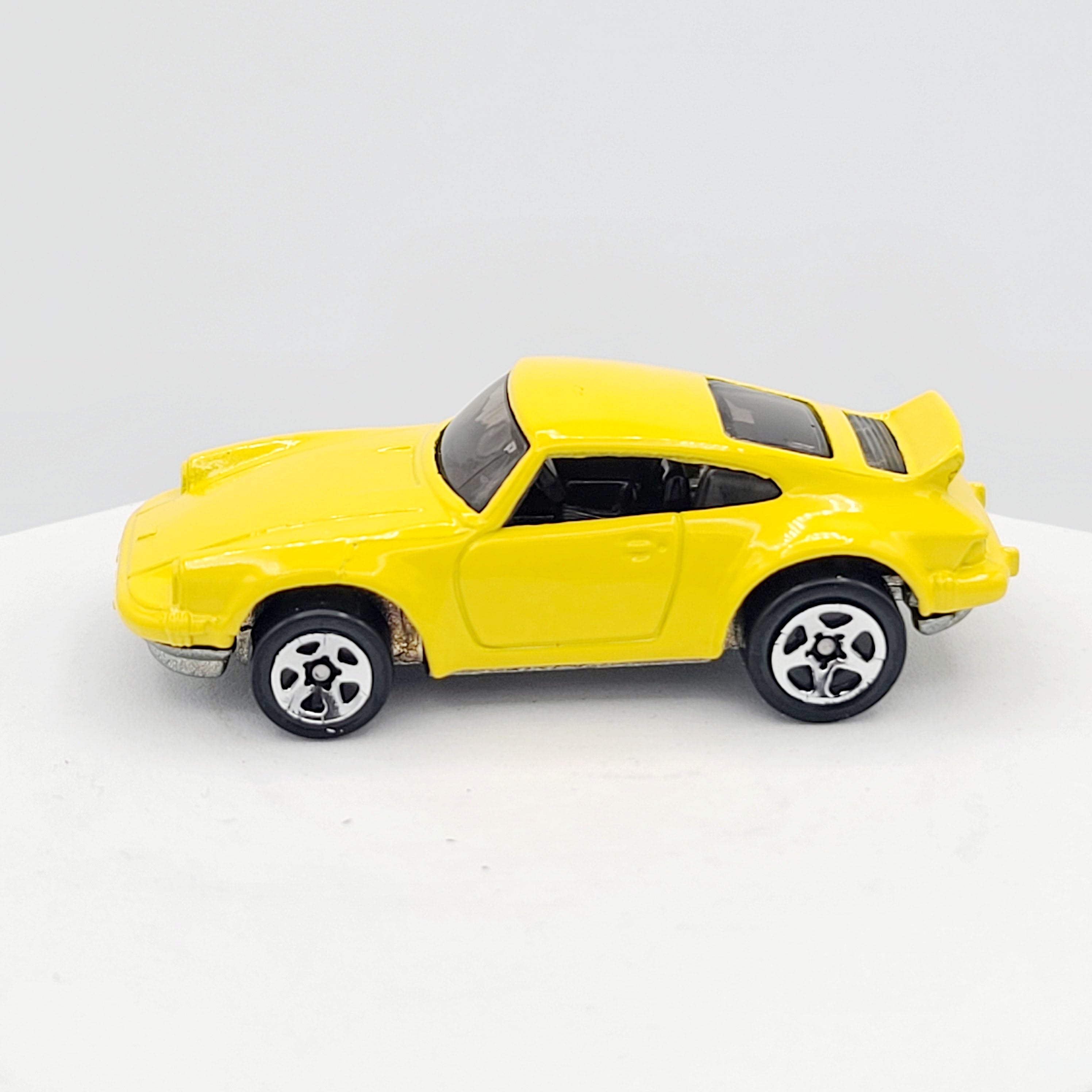 Hot Wheels Porsche P-911 (1999 HW Basic)