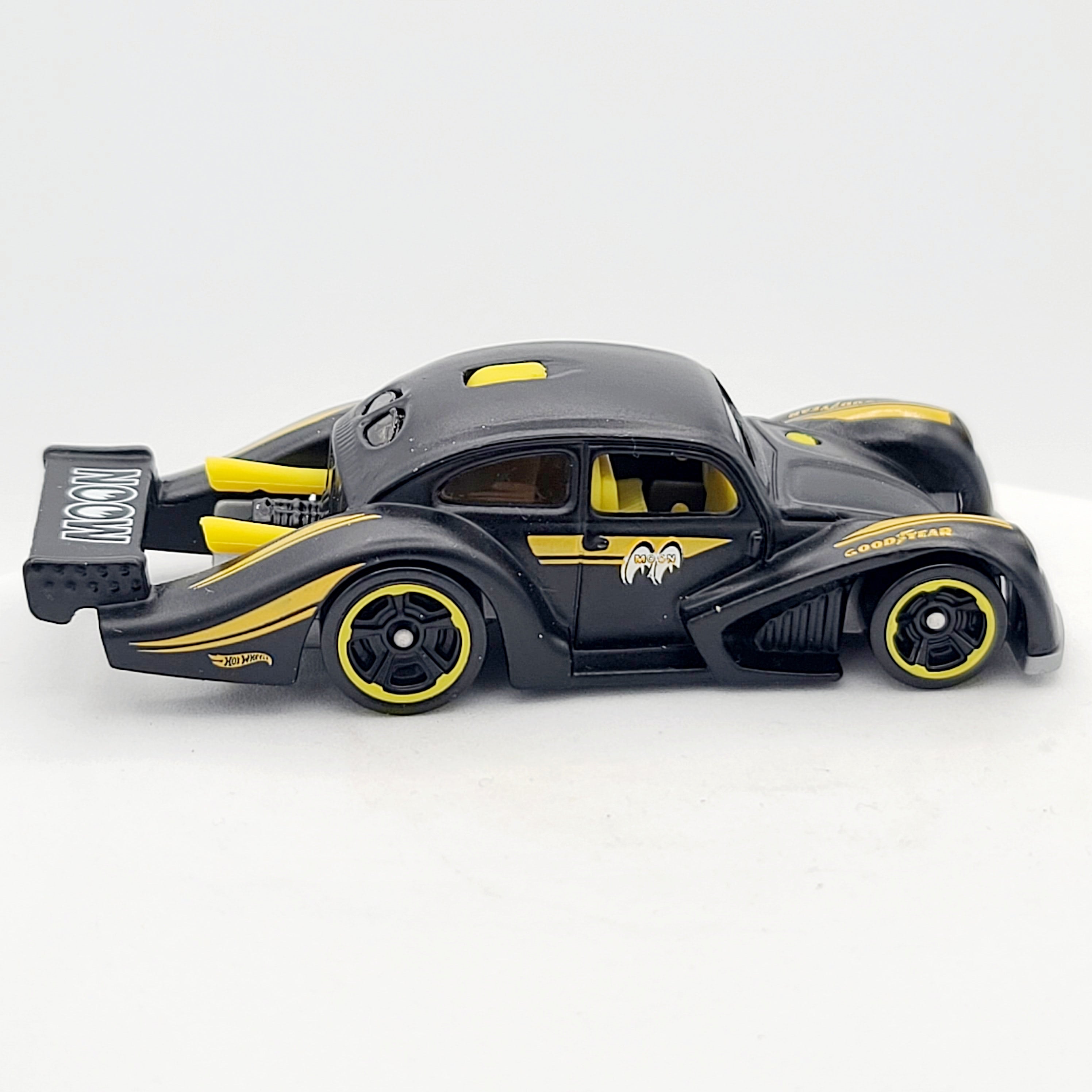 Hot Wheels Volkswagen Beetle Kafer Racer "Moon Eyes", Black (2019 HW Basic - Volkswagen)