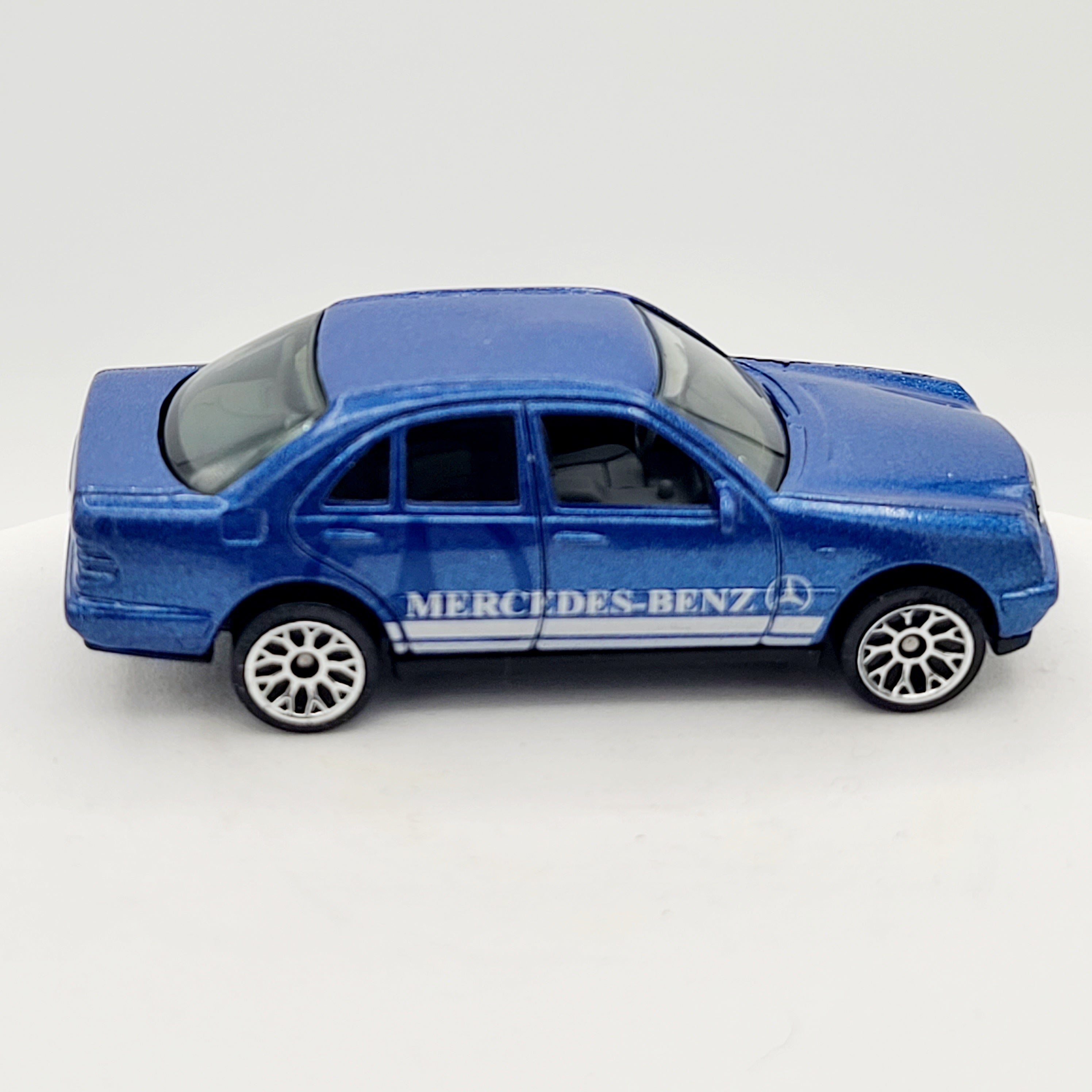 Matchbox Mercedes-Benz E-Class (2002 MBX International 1-75 ROW)