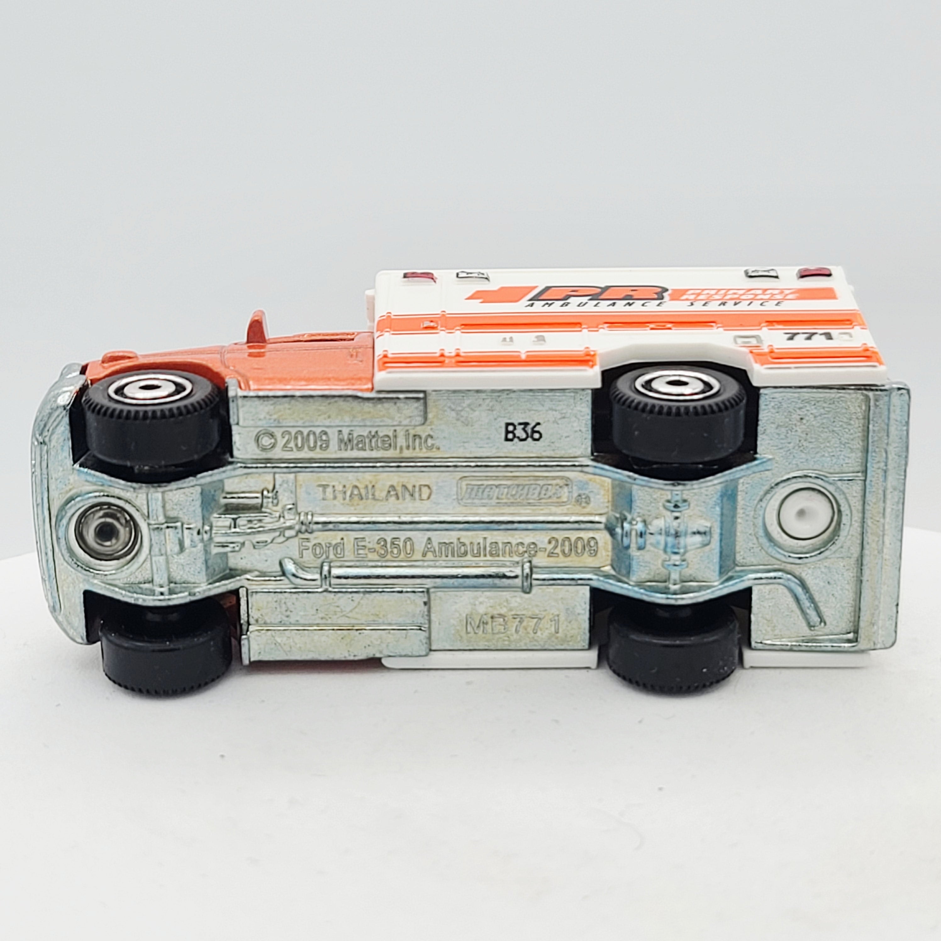 Matchbox '09 Ford F-350 Ambulance "Primary" (2009 MBX Basic - Emergency Response)