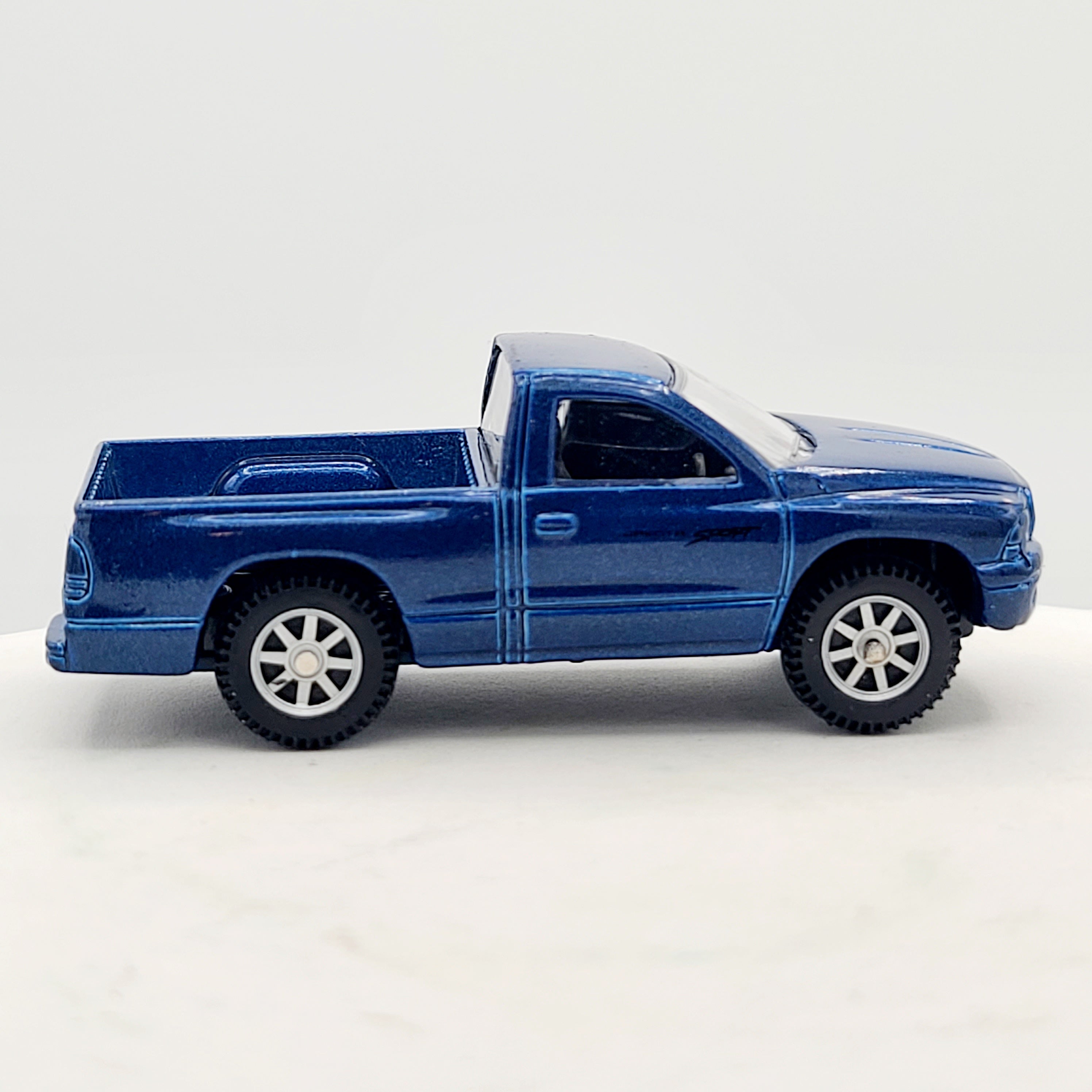 Maisto Dodge Dakota Sport Pickup Truck - Approx. 1:64, Blue (Speed Wheels / Road & Track)