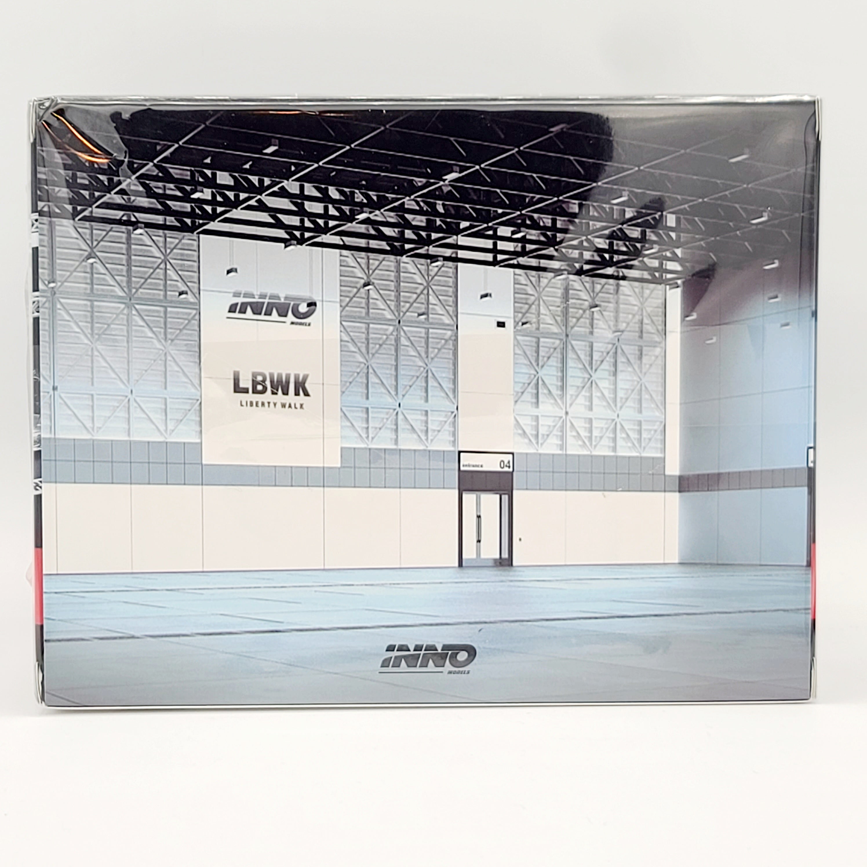 INNO64 - LBWK Auto Salon Diorama w/ Chrome Porsche 997 & figures - 1:64, Liberty Walk (Dio64)