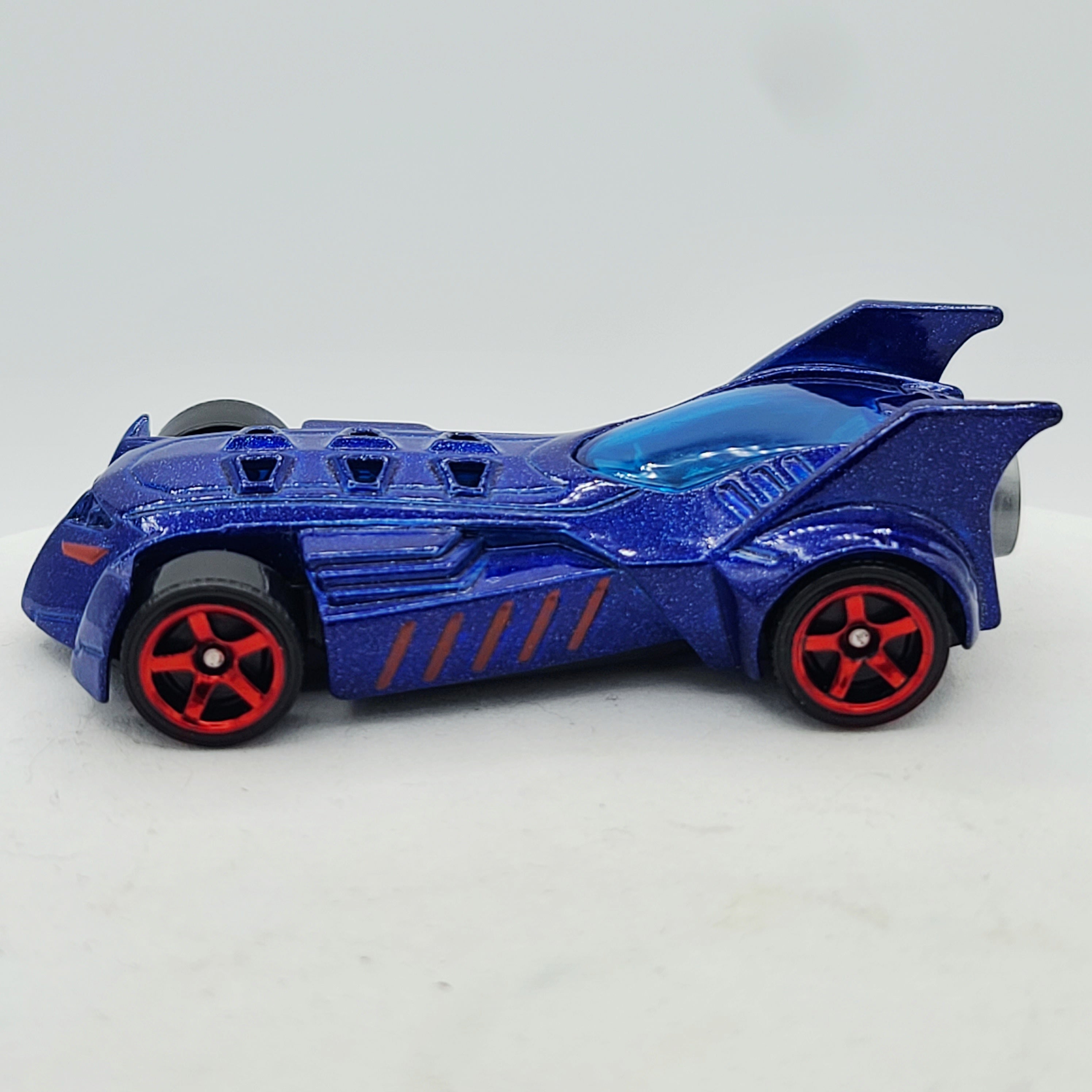 Matchbox Batmobile Batman (2012 MBX Basic - City)