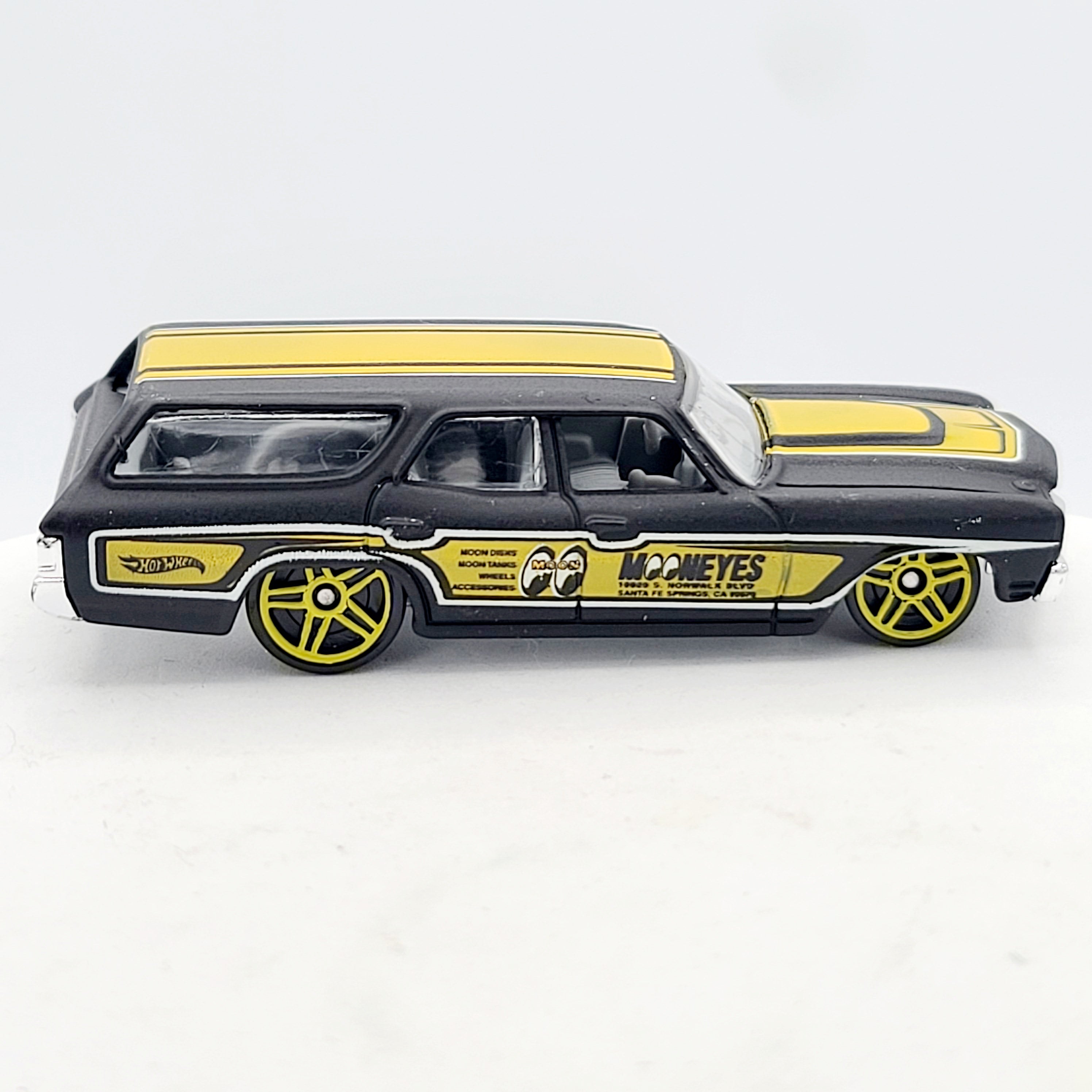Hot Wheels '70 Chevy Chevelle SS Wagon "Moon Eyes" (2013 HW Basic - HW Showroom)