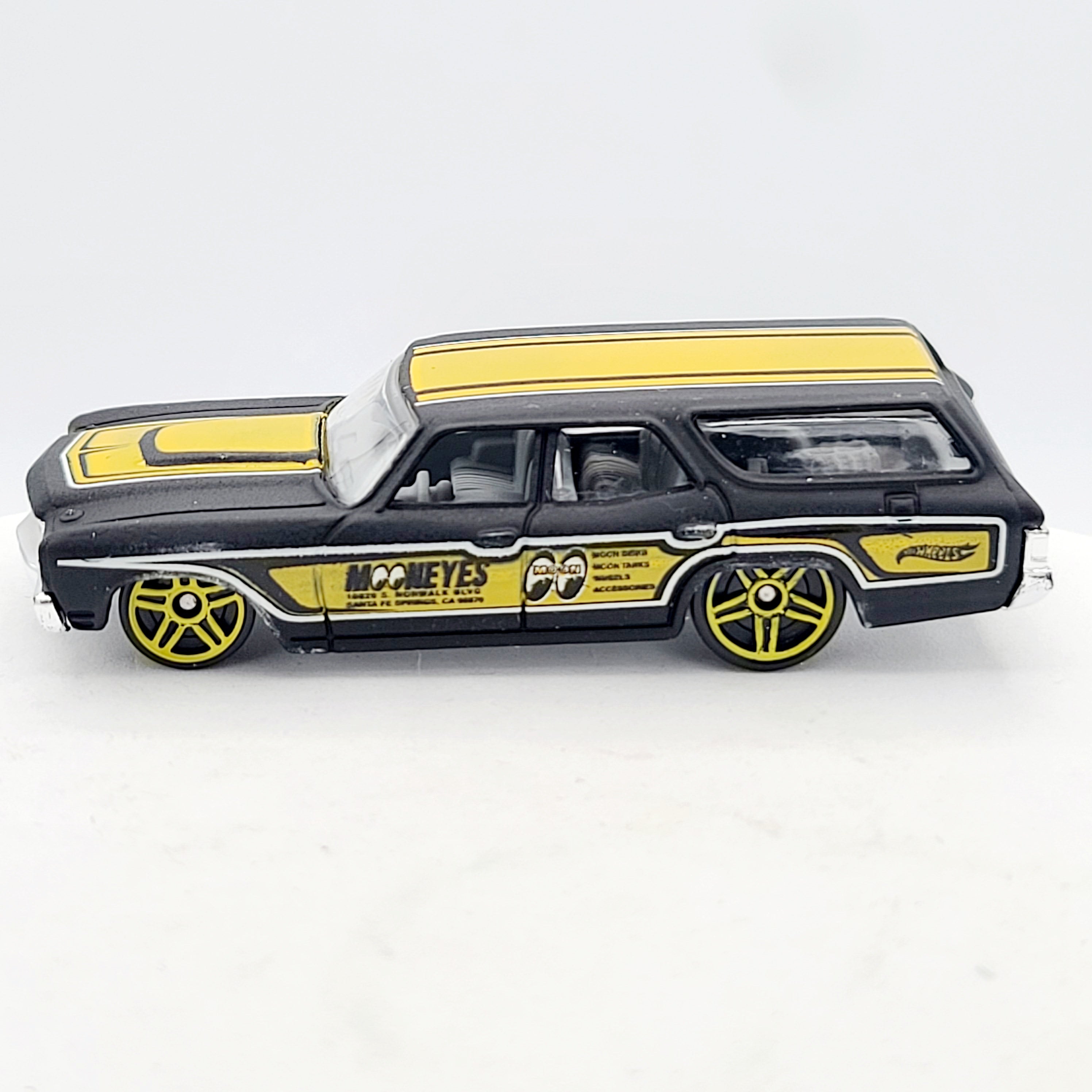 Hot Wheels '70 Chevy Chevelle SS Wagon "Moon Eyes" (2013 HW Basic - HW Showroom)