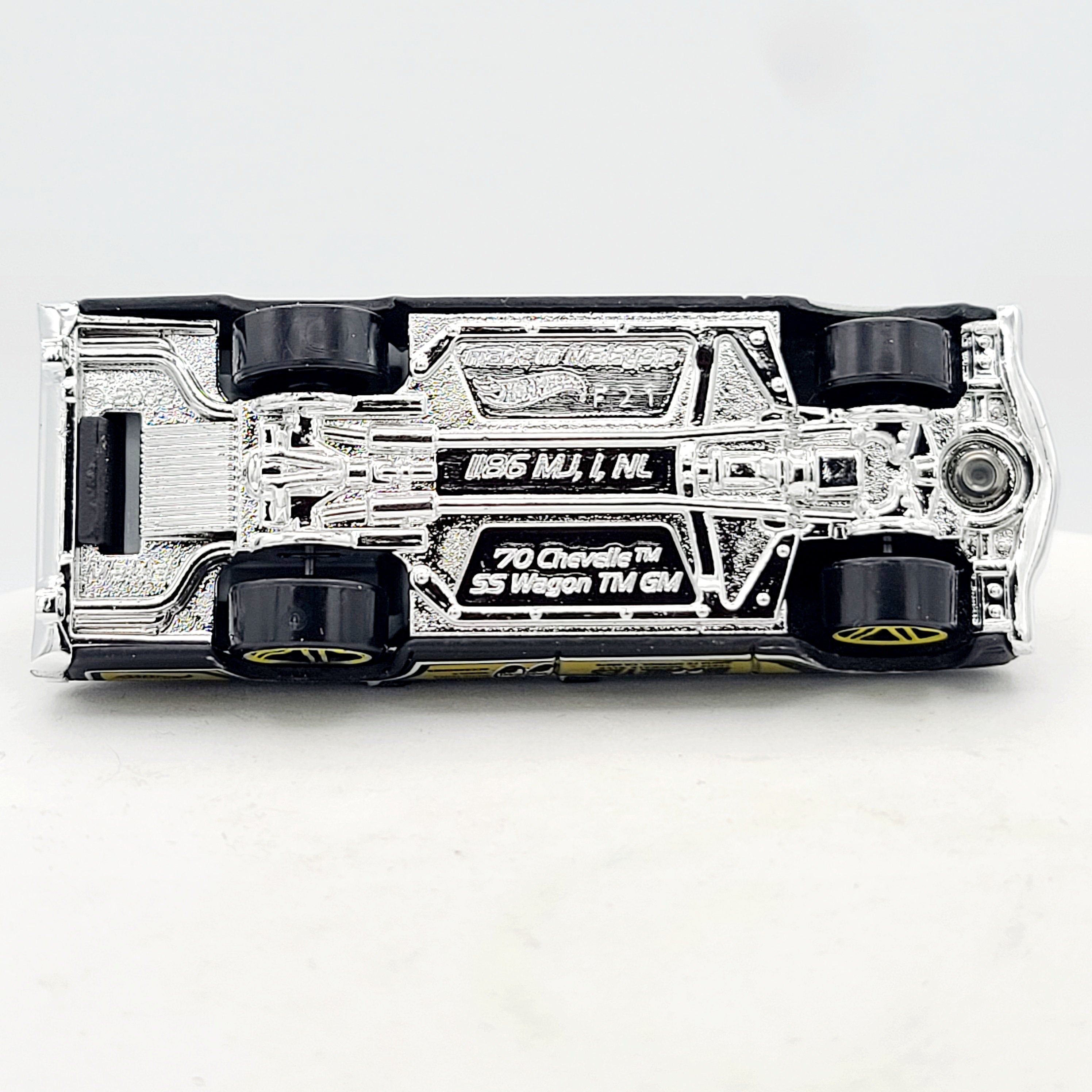 Hot Wheels '70 Chevy Chevelle SS Wagon "Moon Eyes" (2013 HW Basic - HW Showroom)