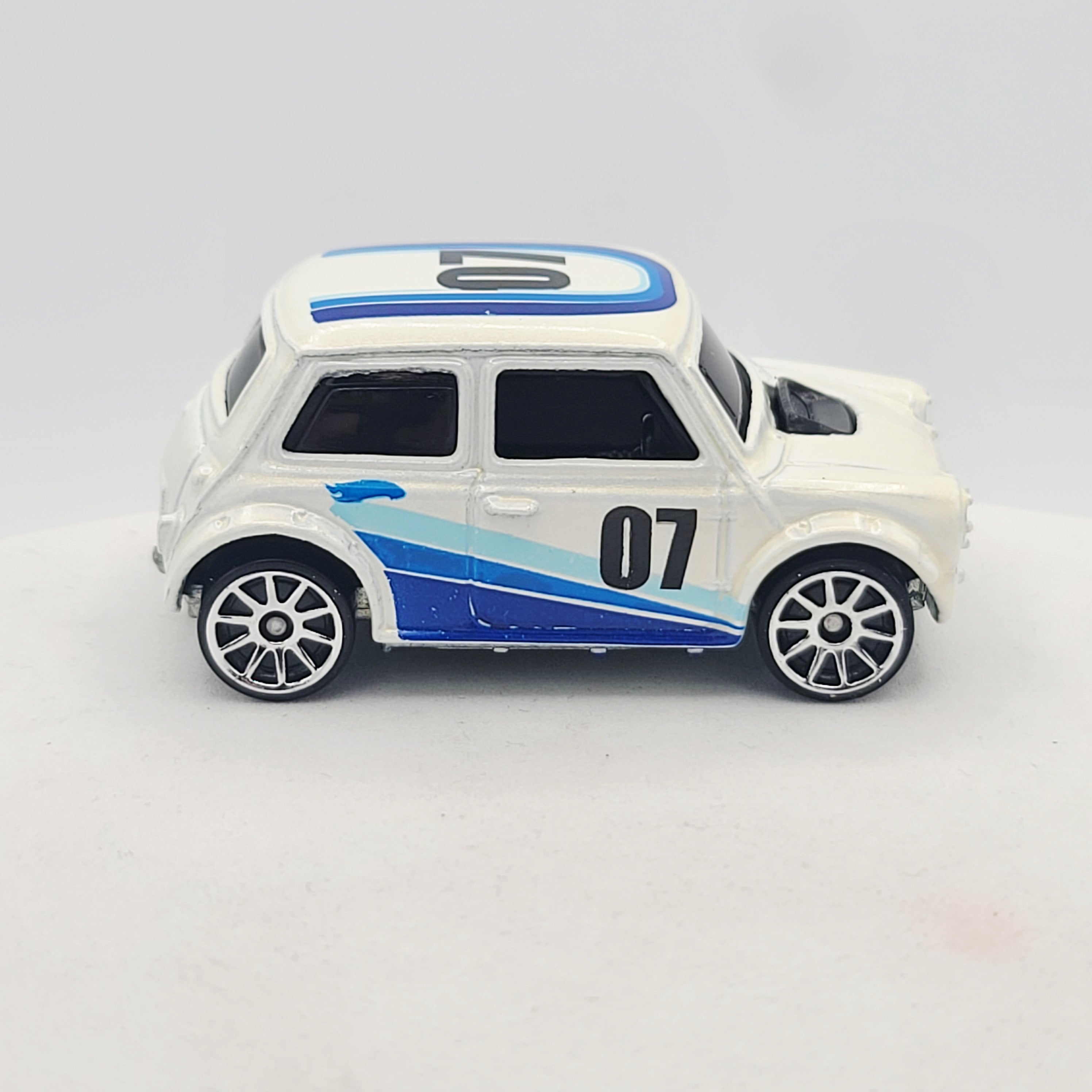 Hot Wheels Morris Mini Cooper (2007 HW Basic - Pop Offs)