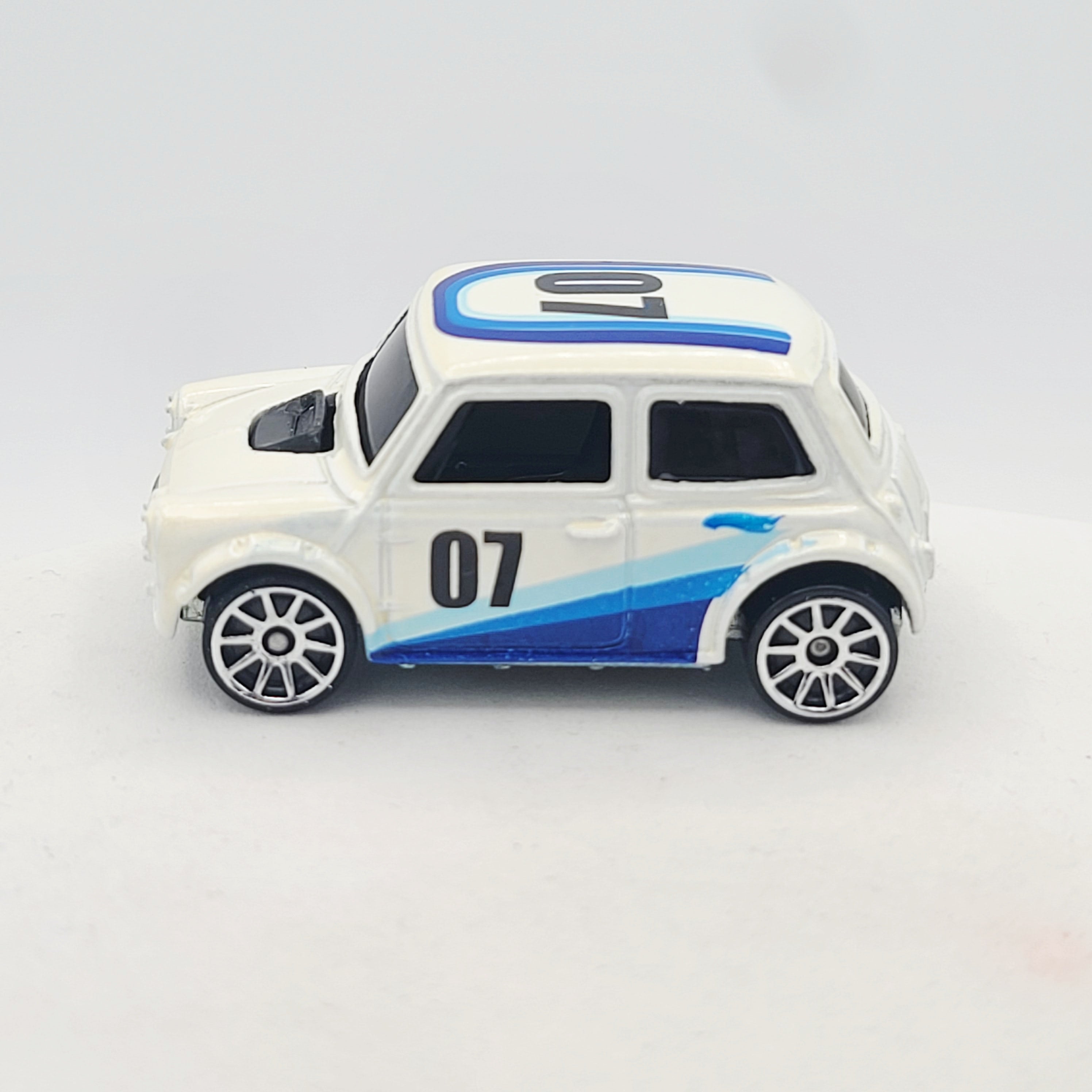 Hot Wheels Morris Mini Cooper (2007 HW Basic - Pop Offs)
