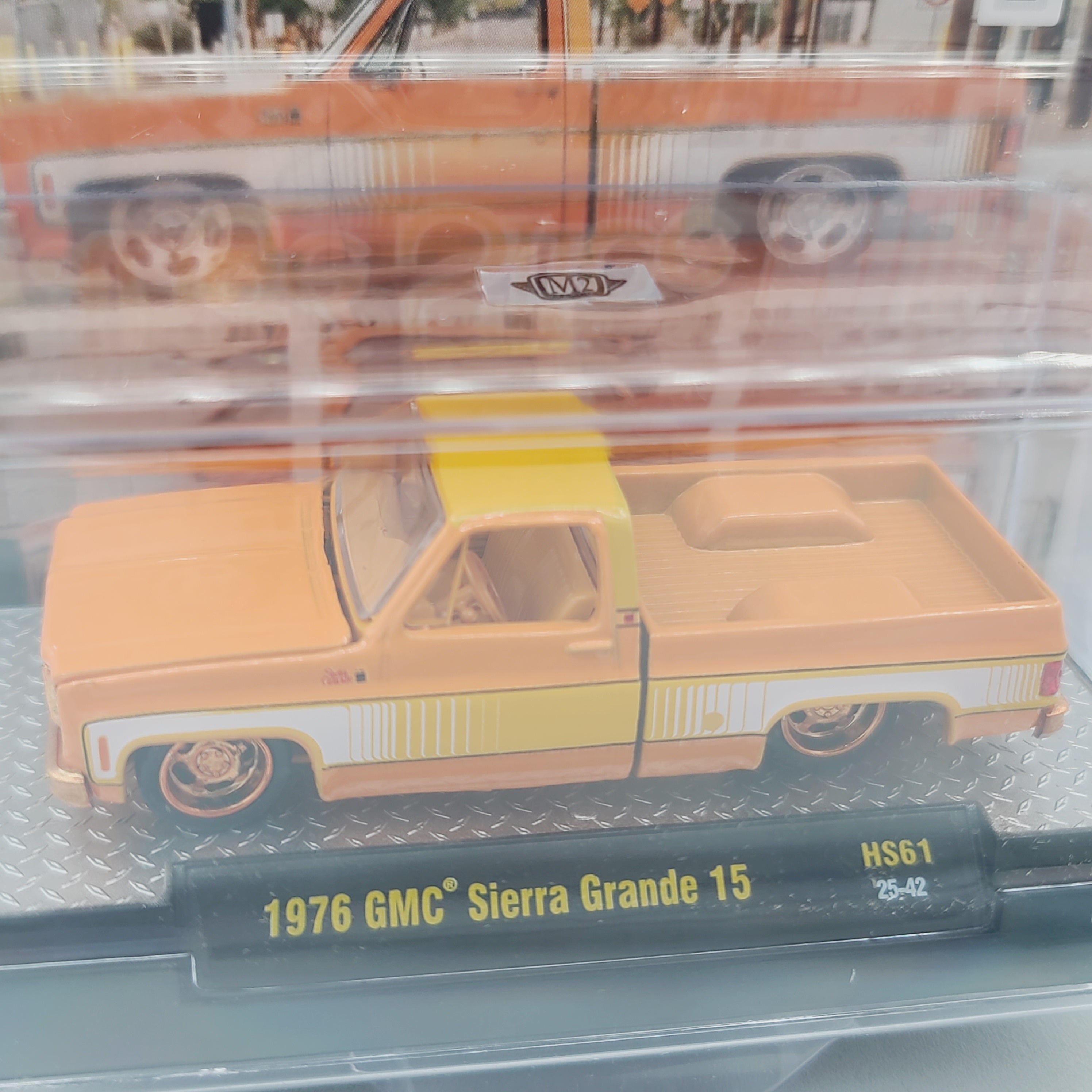 M2 Machines - CHASE - '76 GMC Sierra Grande 15 - 1:64, Orange Slice (2