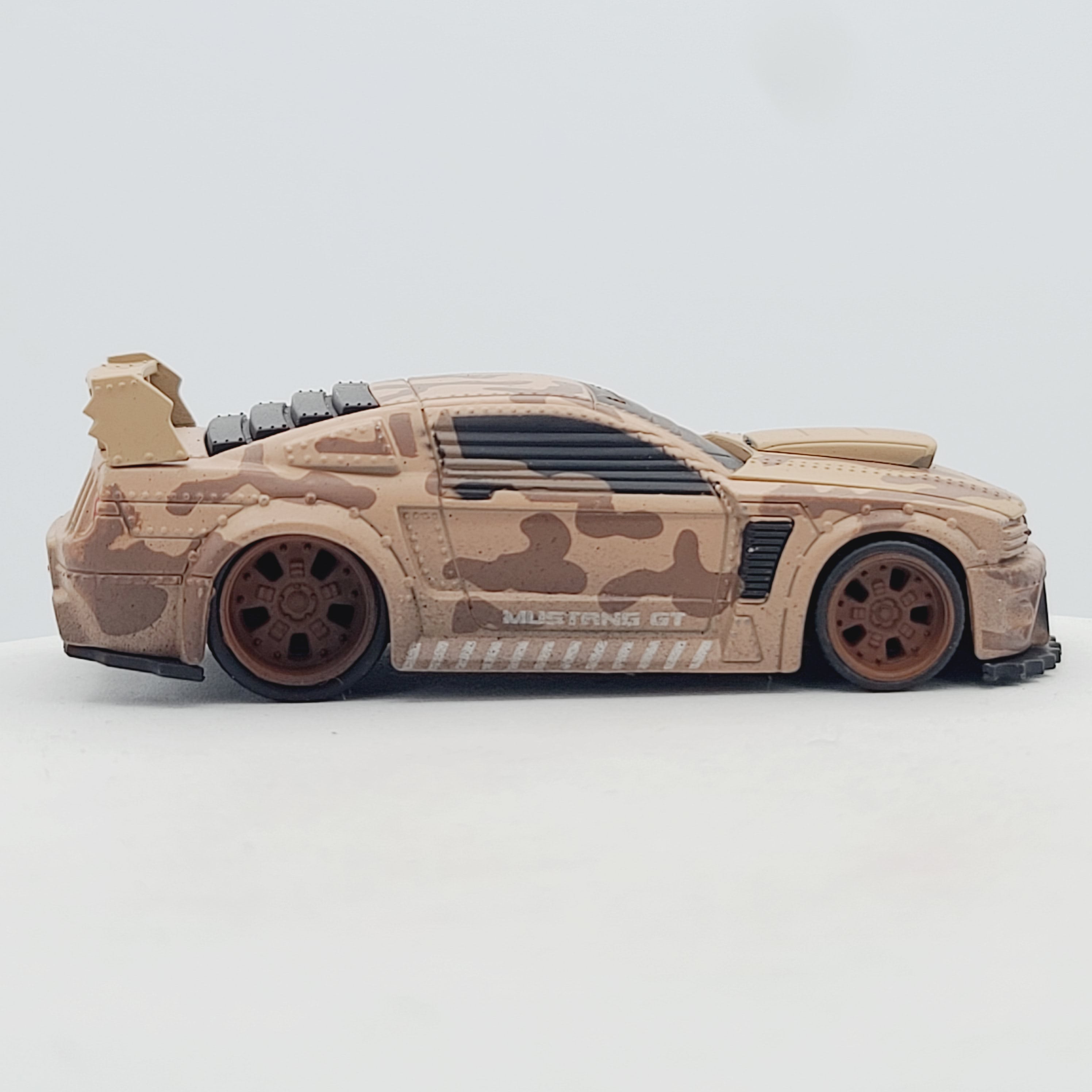 Jada Toys '06 Ford Mustang GT - 1:64, Brown Camouflage (2009 Battle Ma