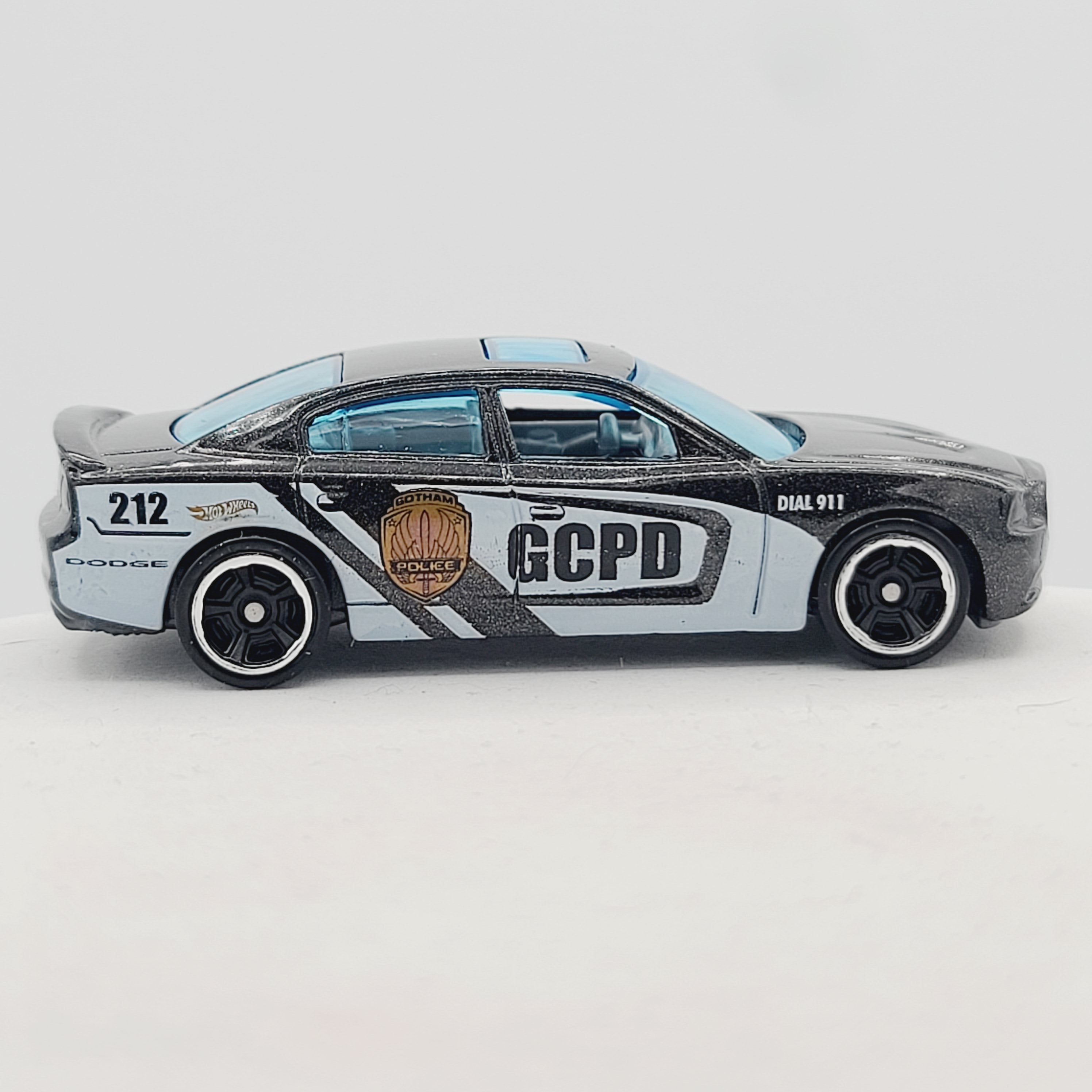 Hot Wheels '11 Dodge Charger R/T "GCPD" Police Car (2019 HW Basic - Batman)
