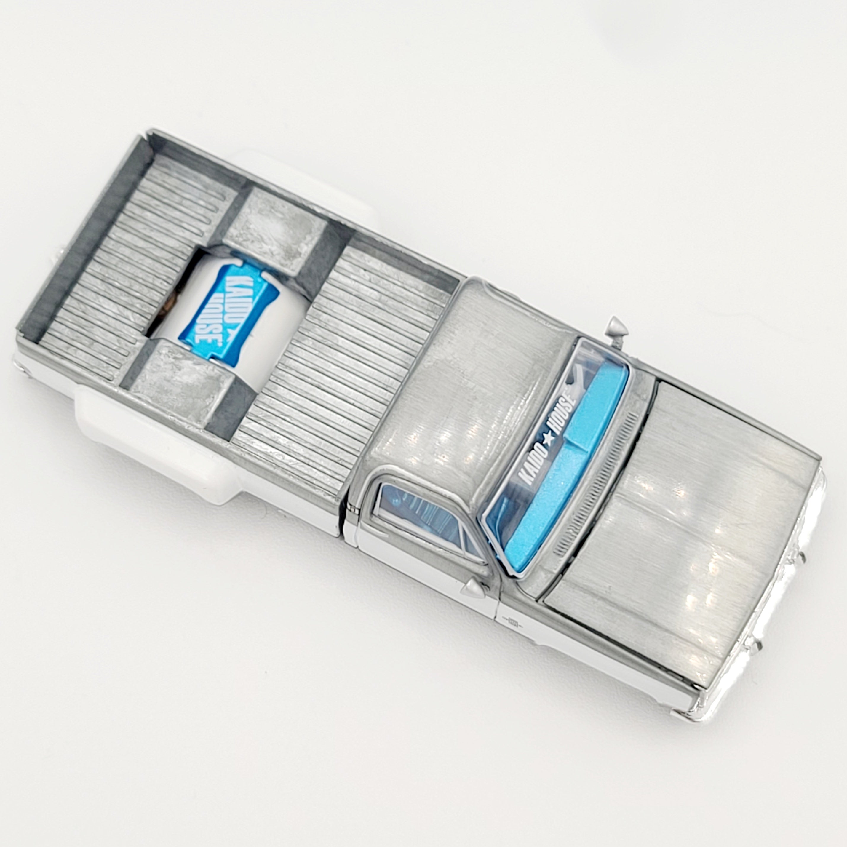 Kaido House x Mini GT - CHASE - Chevrolet Silverado Dually Kaido Vintage Spec V1 - 1:64 (2026 Limited Edition)