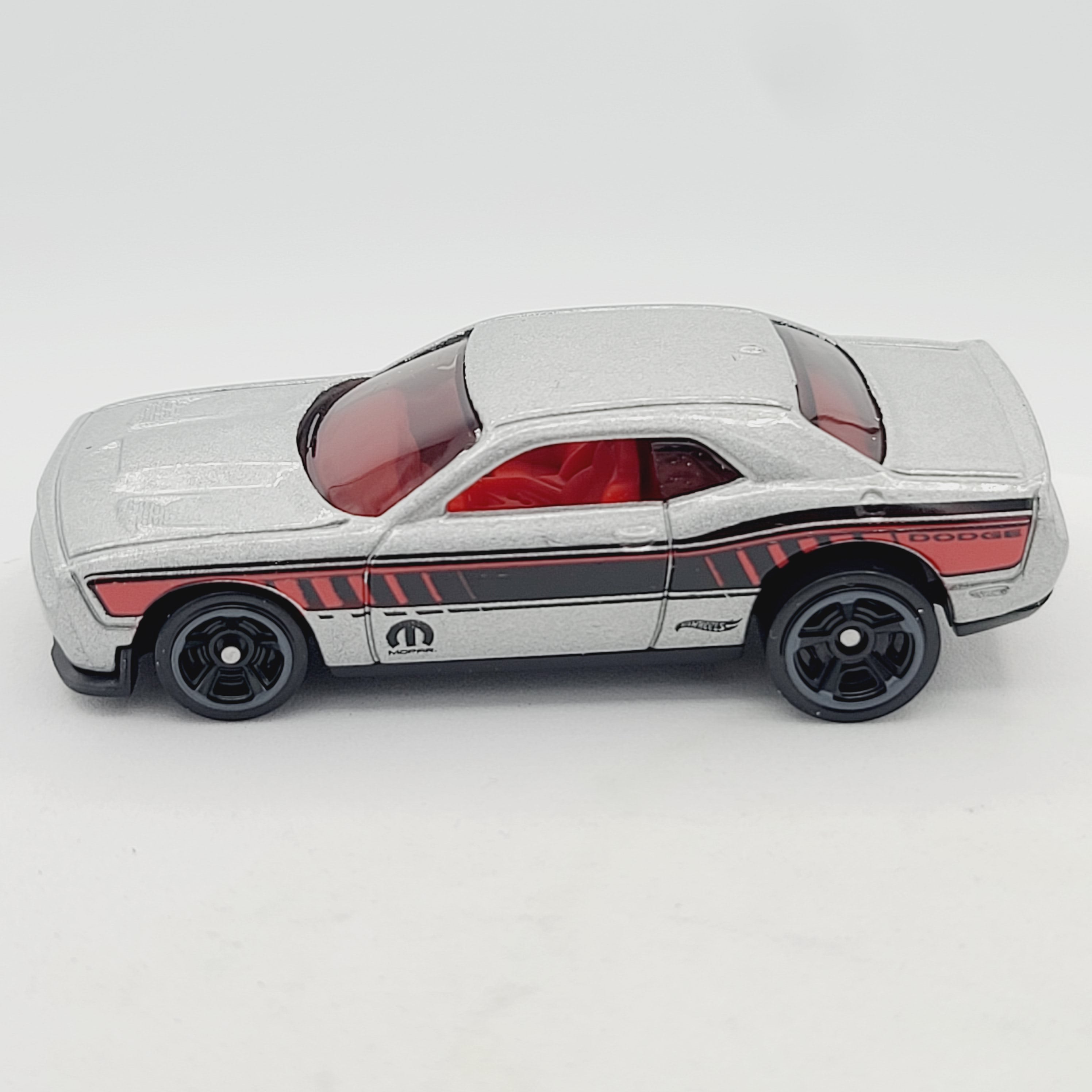 Hot Wheels '15 Dodge Challenger SRT (2017 HW Basic - Muscle Mania)