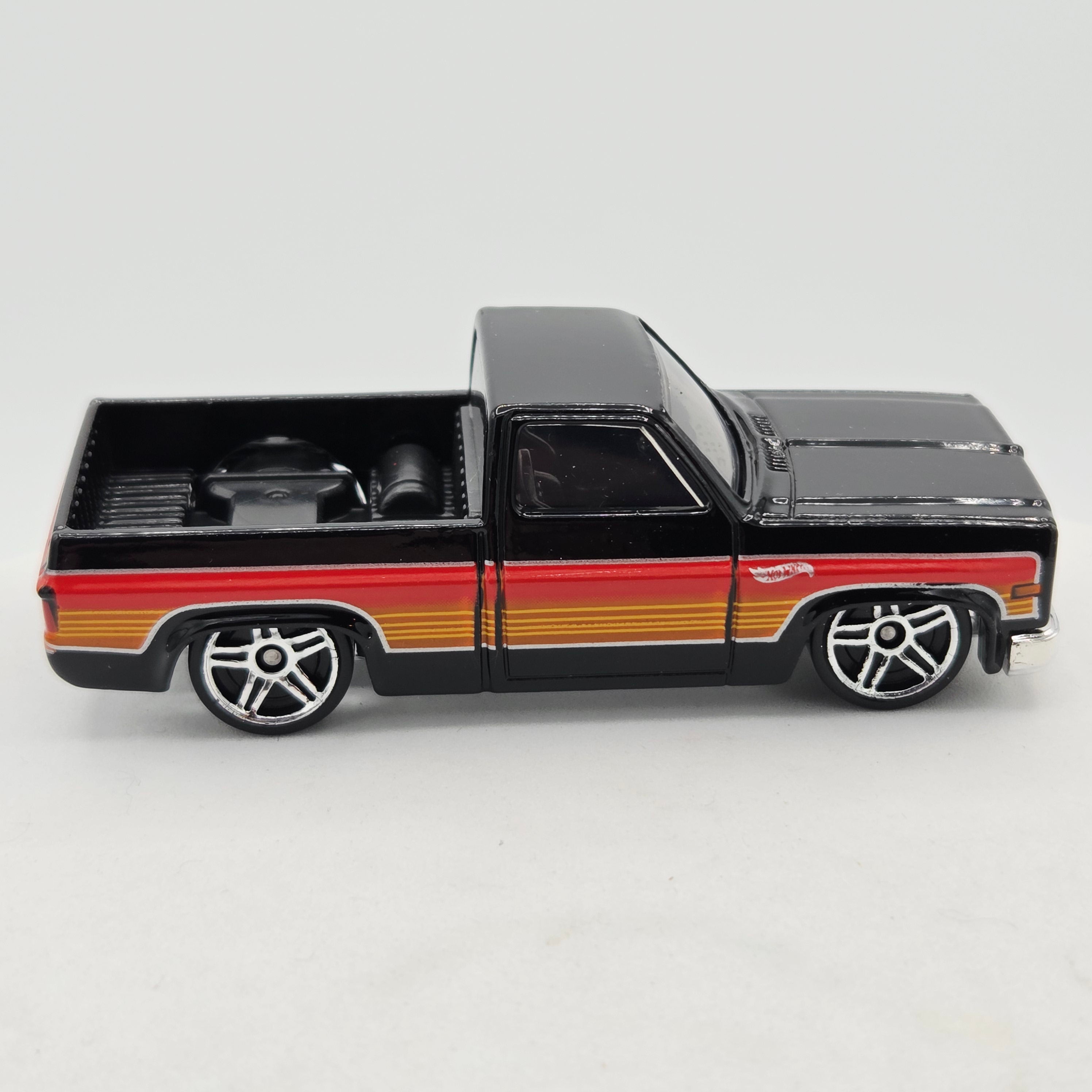 Hot Wheels HHF50 Tound '83 Basic Car – Chevy Silverado, Maßstab 1:64, Rot, Für Kinder Ab 3 Jahren