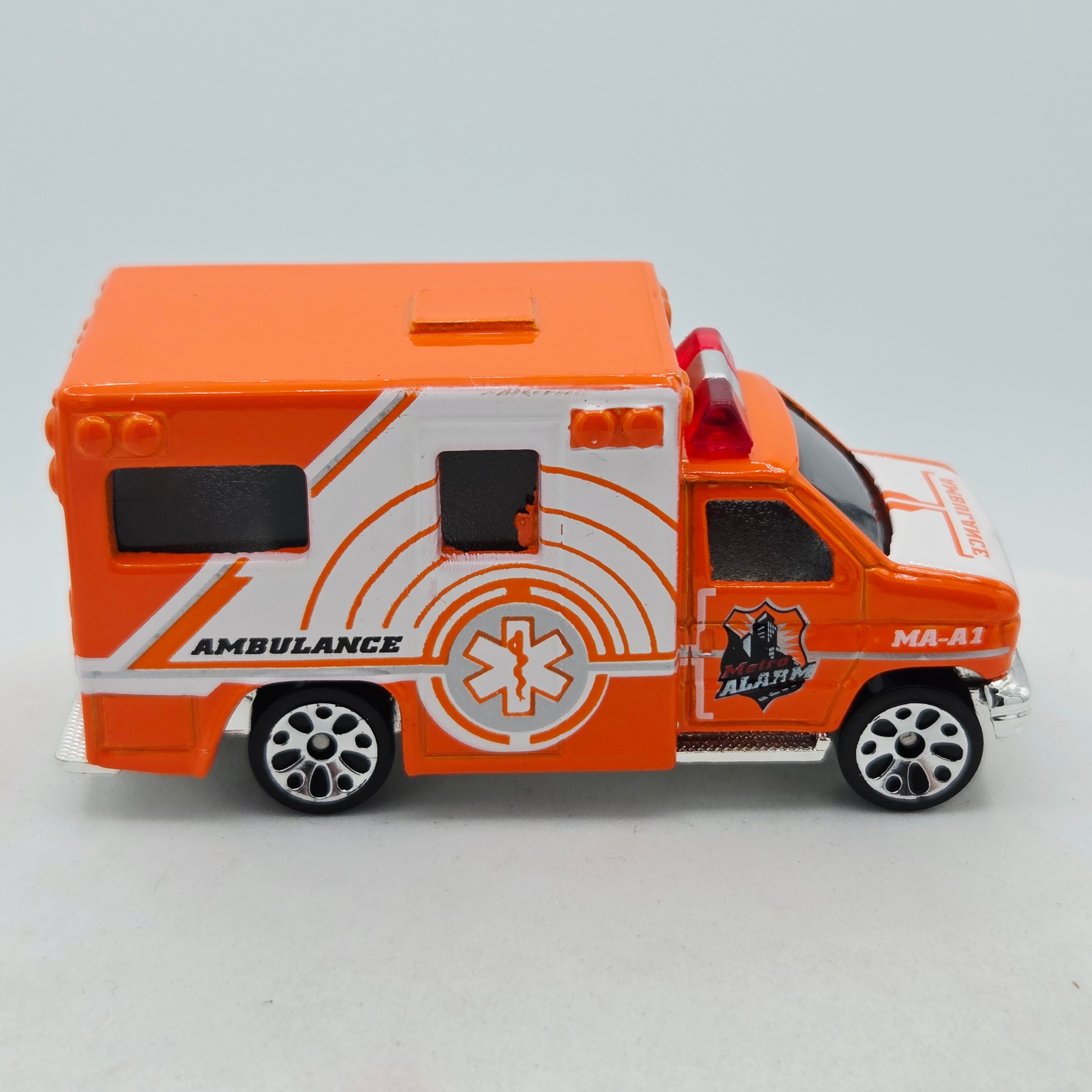 Matchbox Ford Ambulance "Metro Alarm" (2001 MBX 5 Pack Exclusive - Rescue Riders)