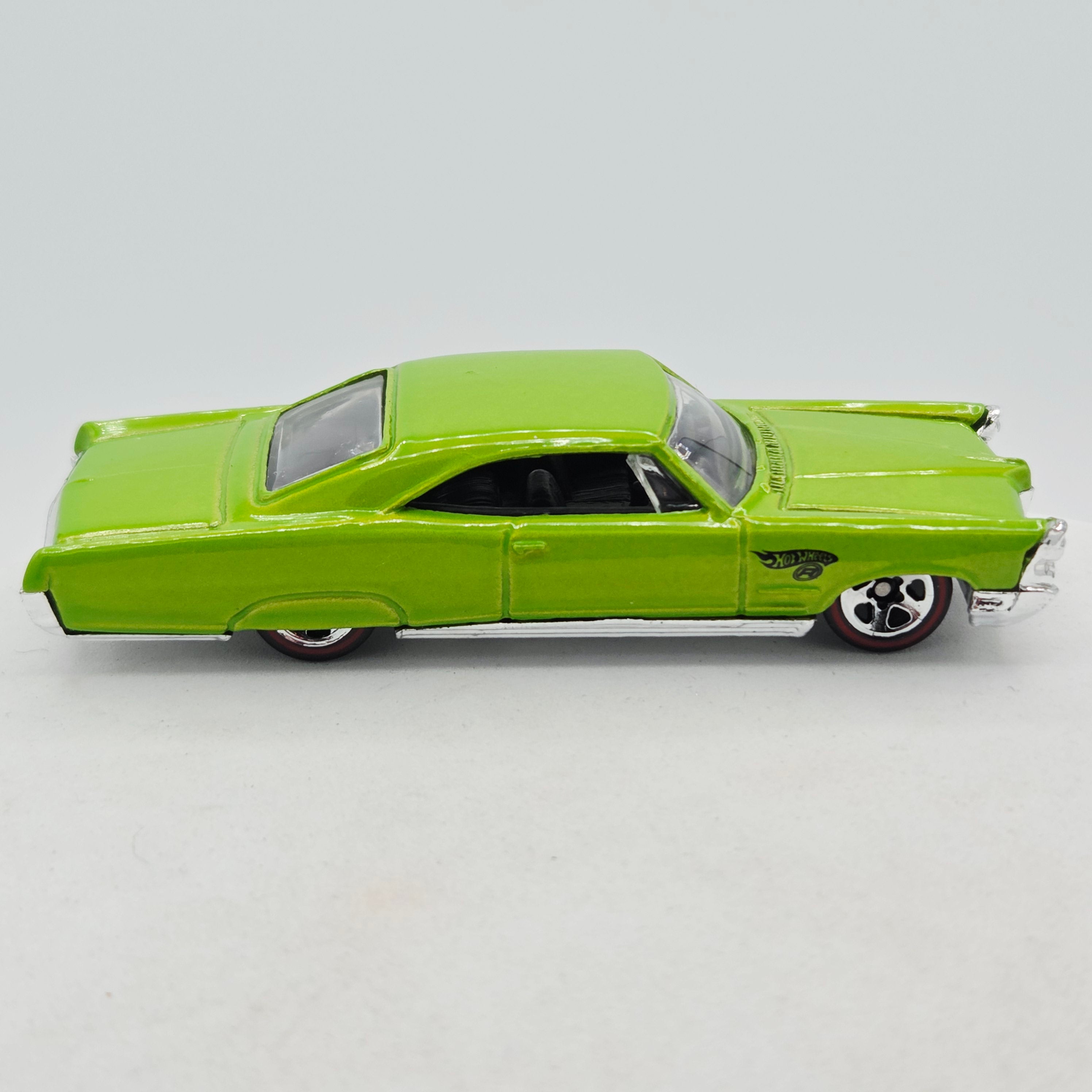 Hot Wheels Pontiac Bonneville (2005 HW Basic - Red Lines)