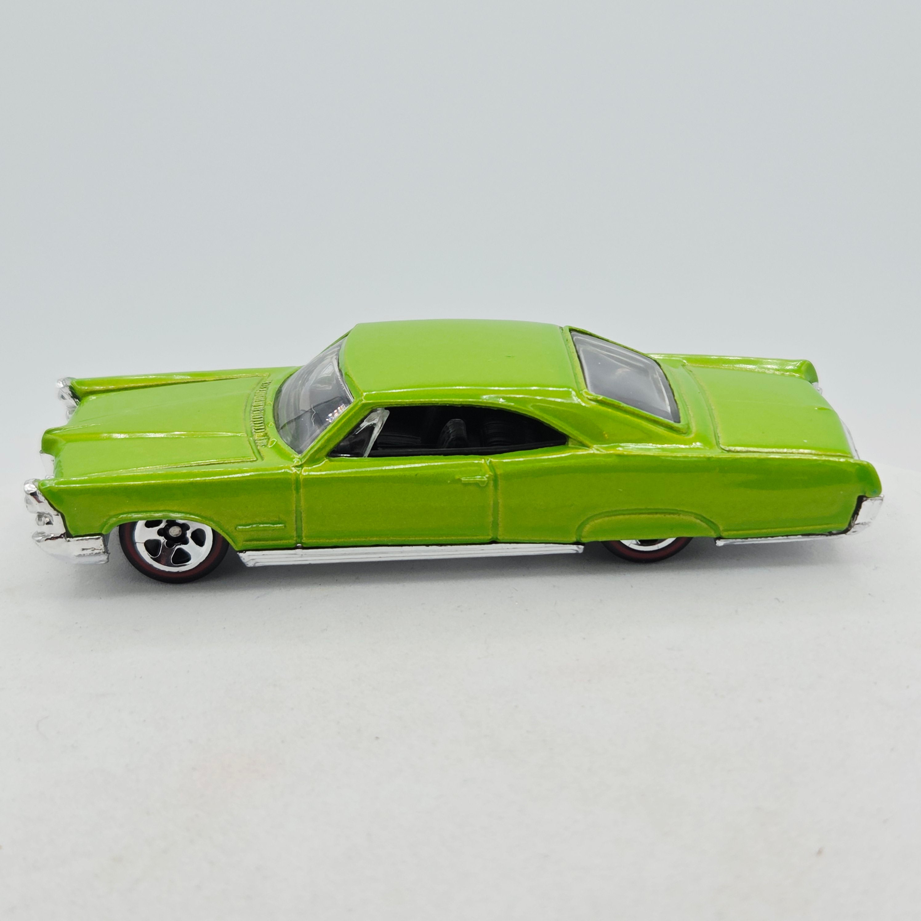 Hot Wheels Pontiac Bonneville (2005 HW Basic - Red Lines)