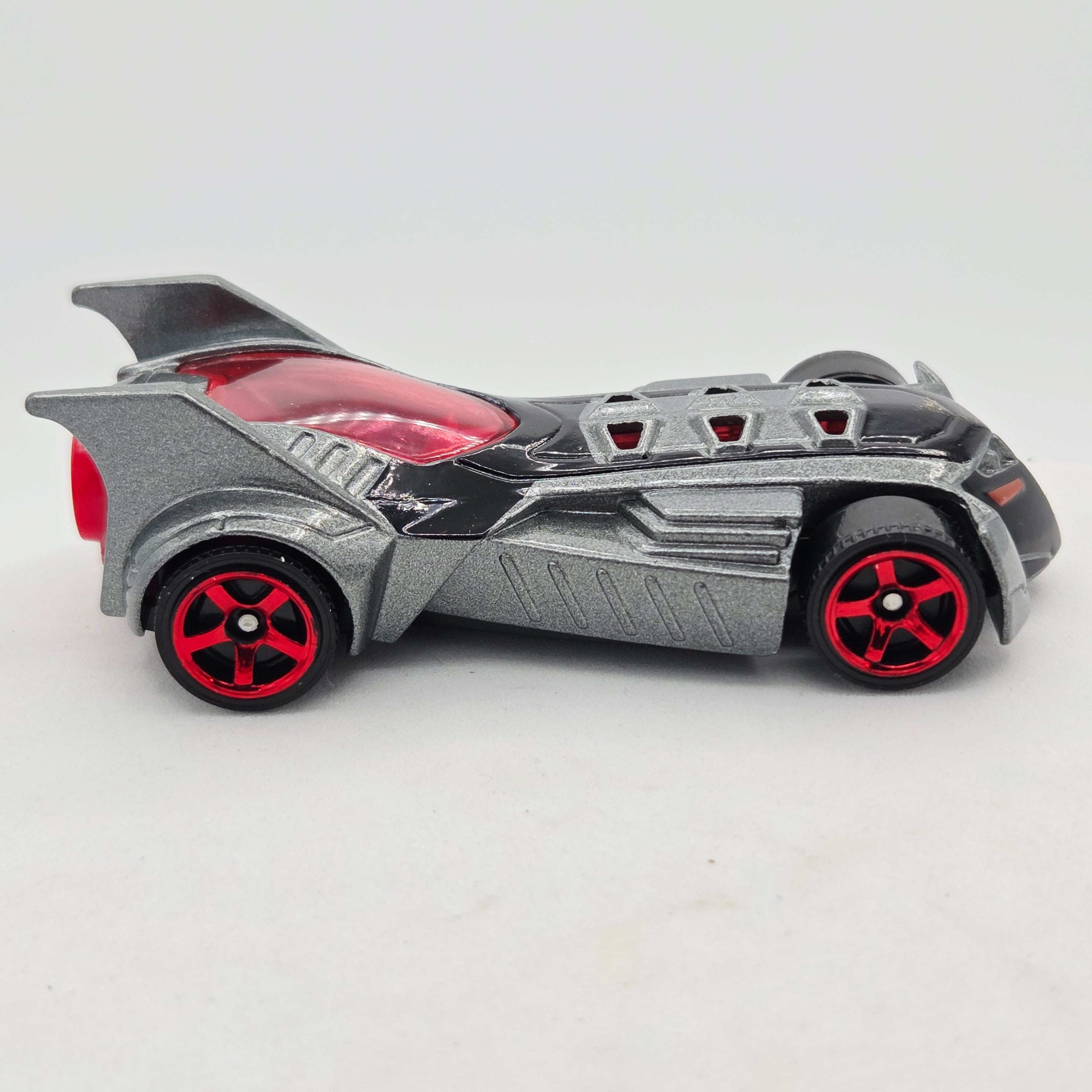 Matchbox Batmobile Batman (2013 MBX Basic - Adventure City)