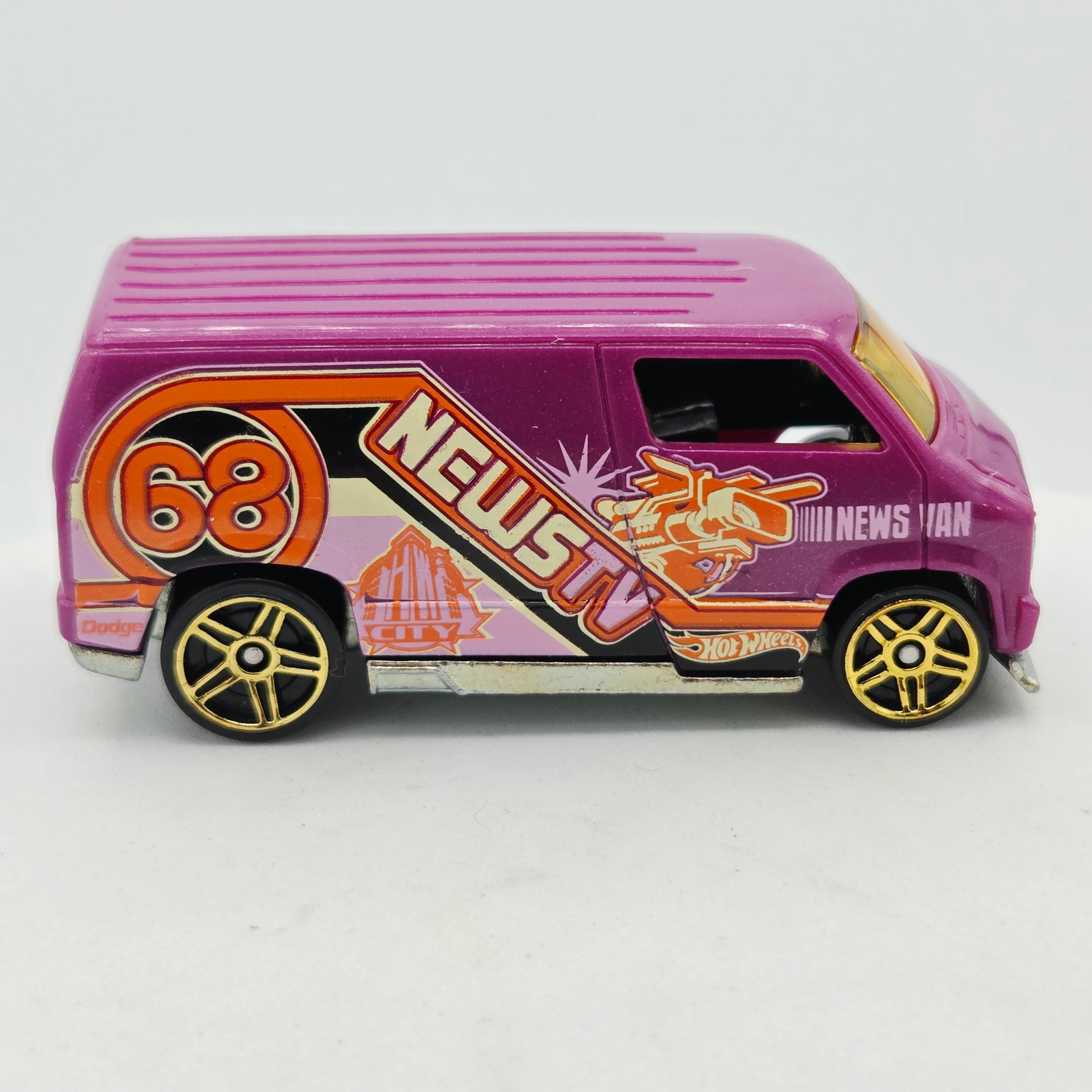 Hot Wheels Custom '77 Dodge Van "68 News TV" (2012 HW City Works 5 Pack - Multipack Exclusive)