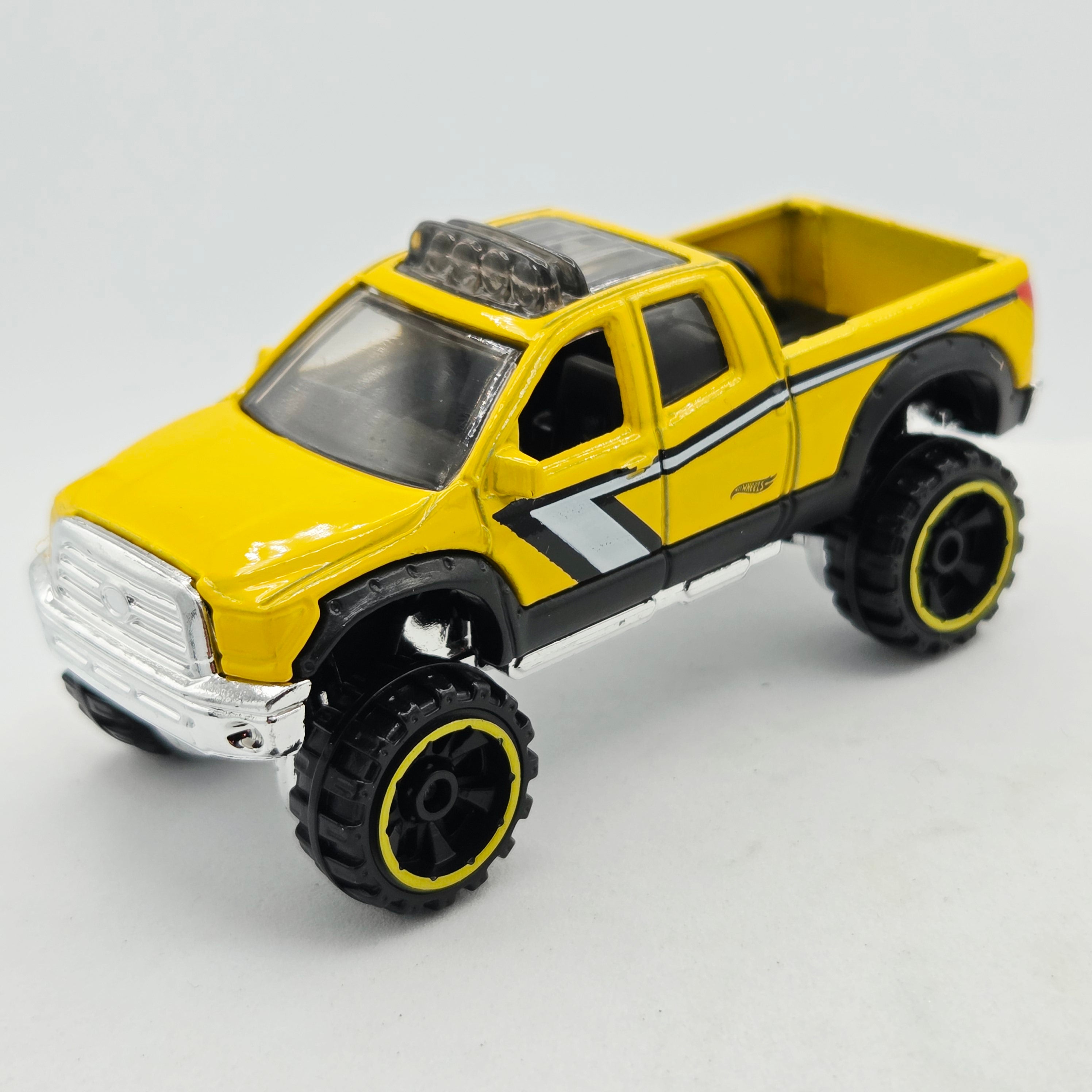 Hot Wheels '10 Toyota Tundra Pickup (2016 HW Hot Trucks 5 Pack - Multipack Exclusive)