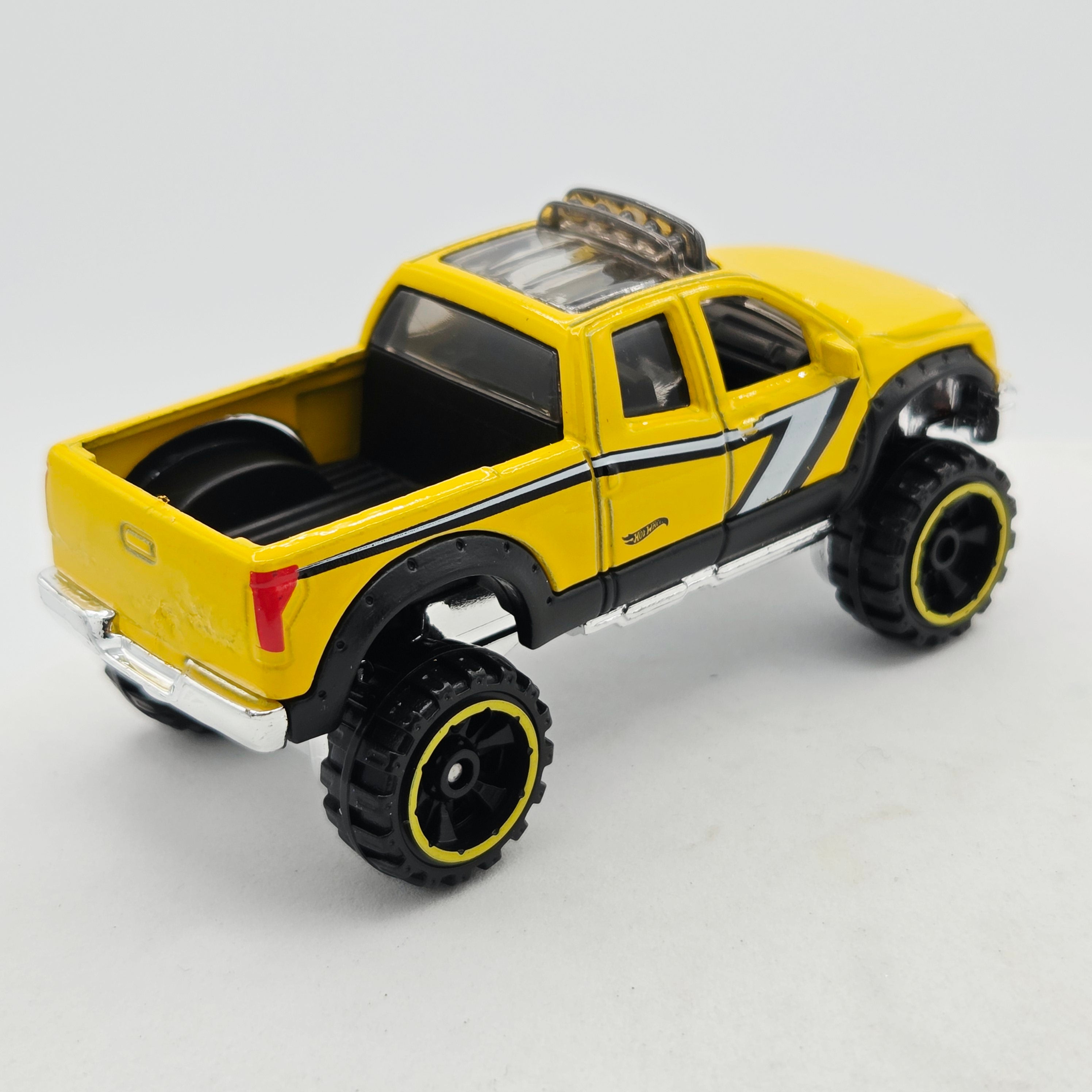 Hot Wheels '10 Toyota Tundra Pickup (2016 HW Hot Trucks 5 Pack - Multipack Exclusive)