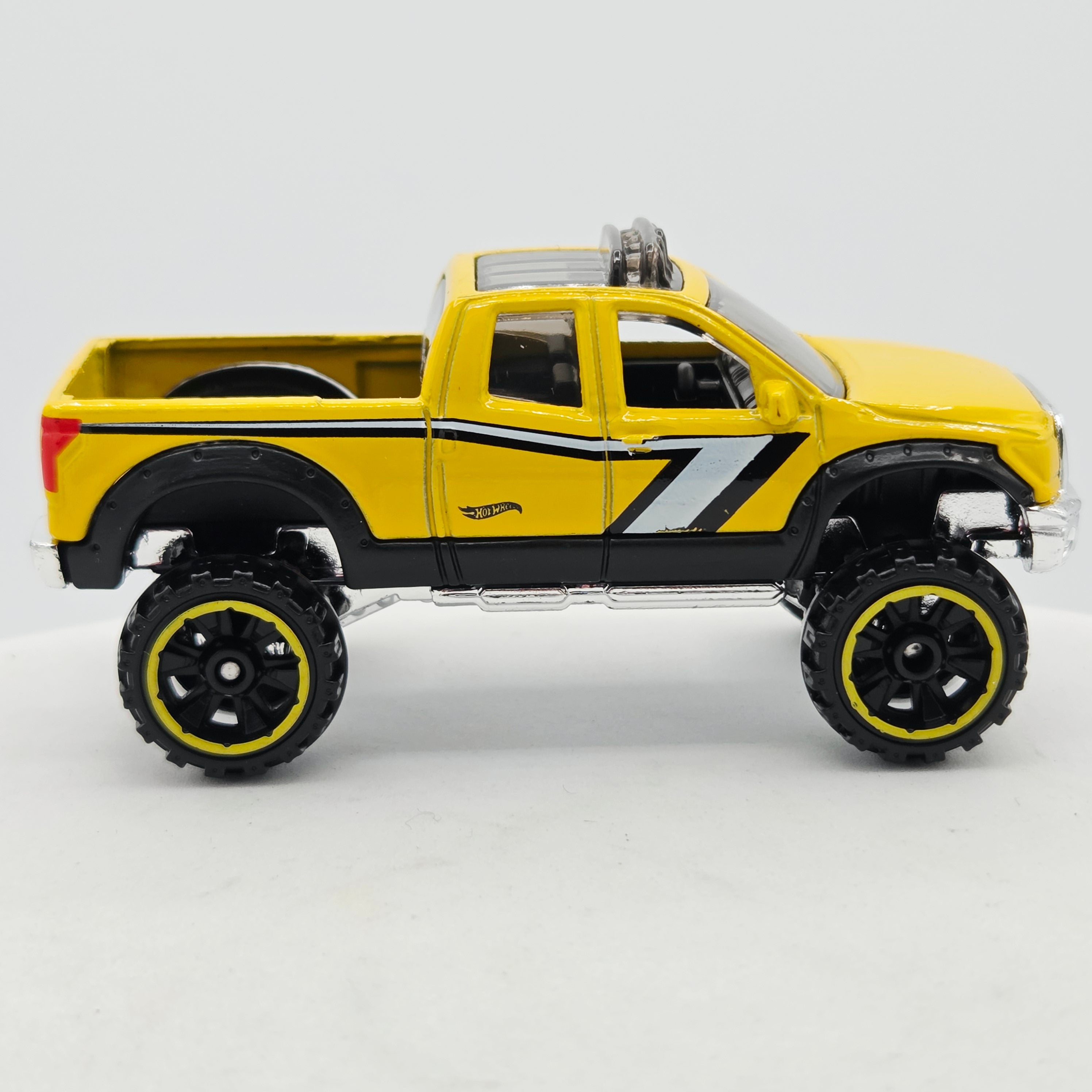 Hot Wheels '10 Toyota Tundra Pickup (2016 HW Hot Trucks 5 Pack - Multipack Exclusive)