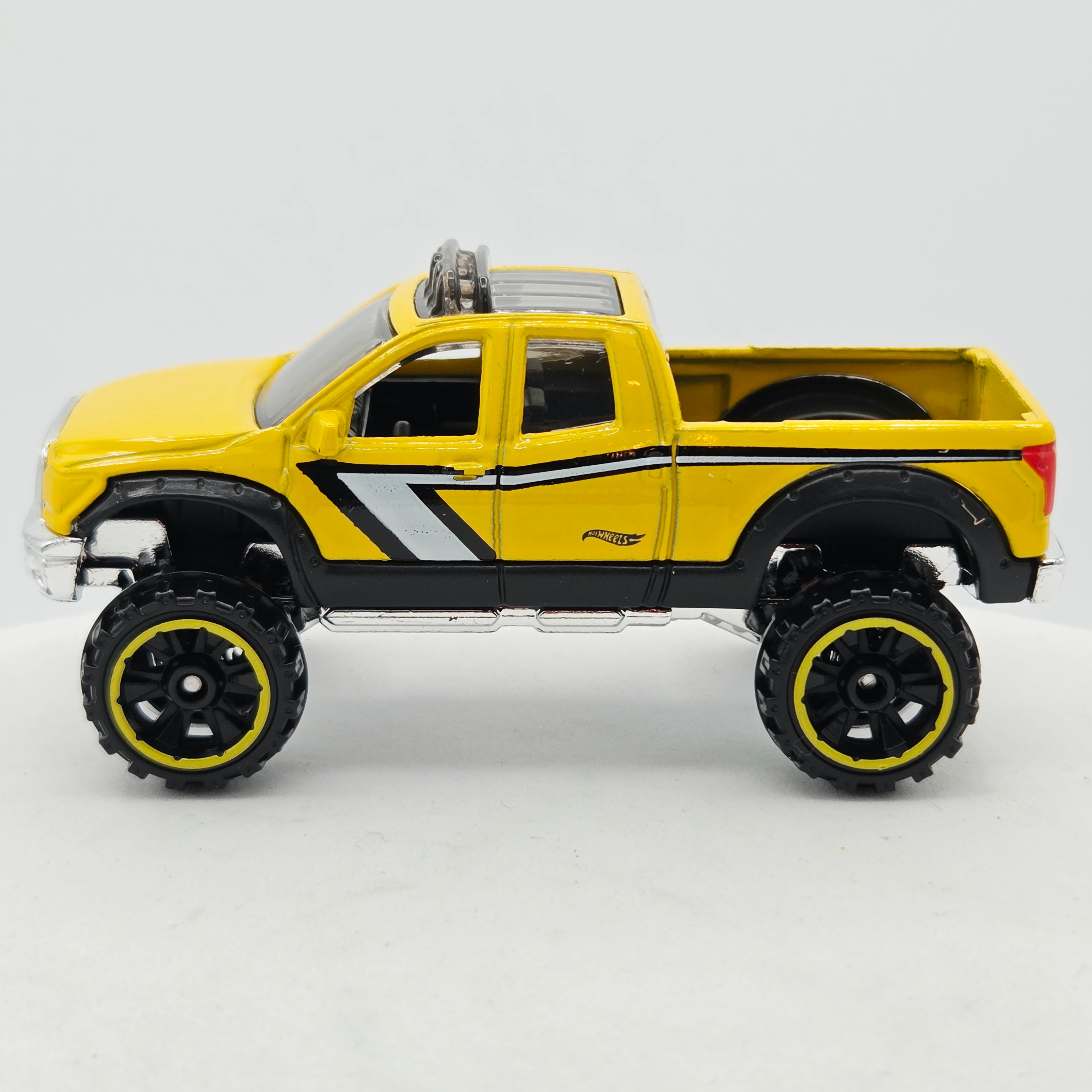Hot Wheels '10 Toyota Tundra Pickup (2016 HW Hot Trucks 5 Pack - Multipack Exclusive)