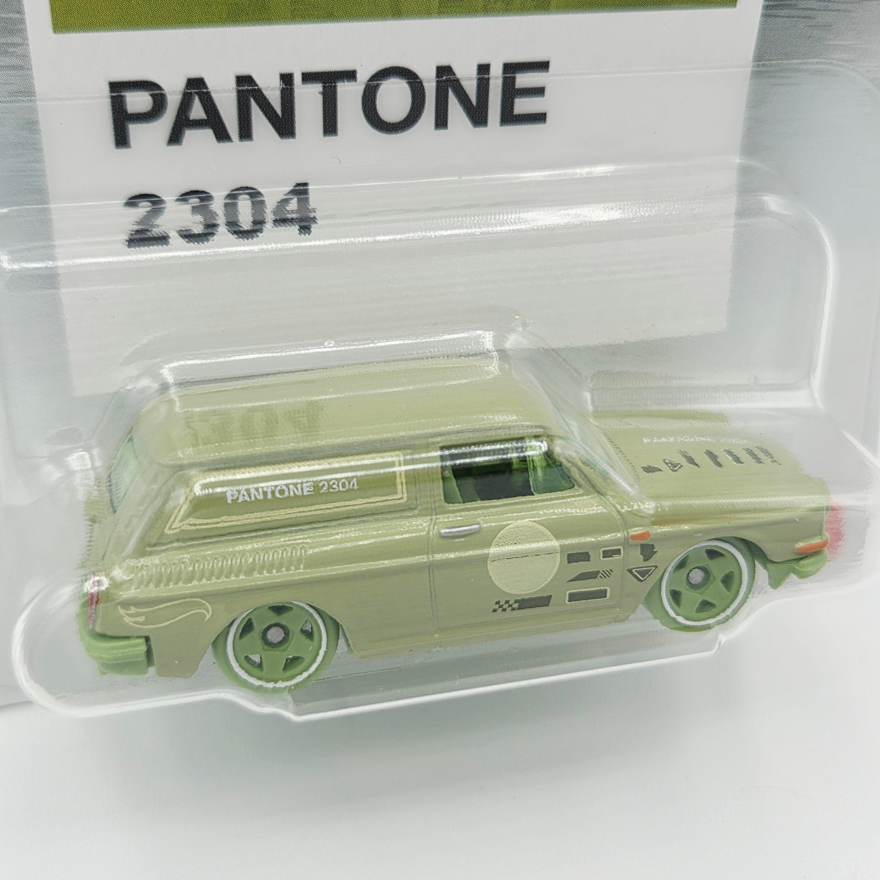 Hot Wheels '69 Volkswagen Squareback - 2304 (2026 HW Silver Series - Pantone)