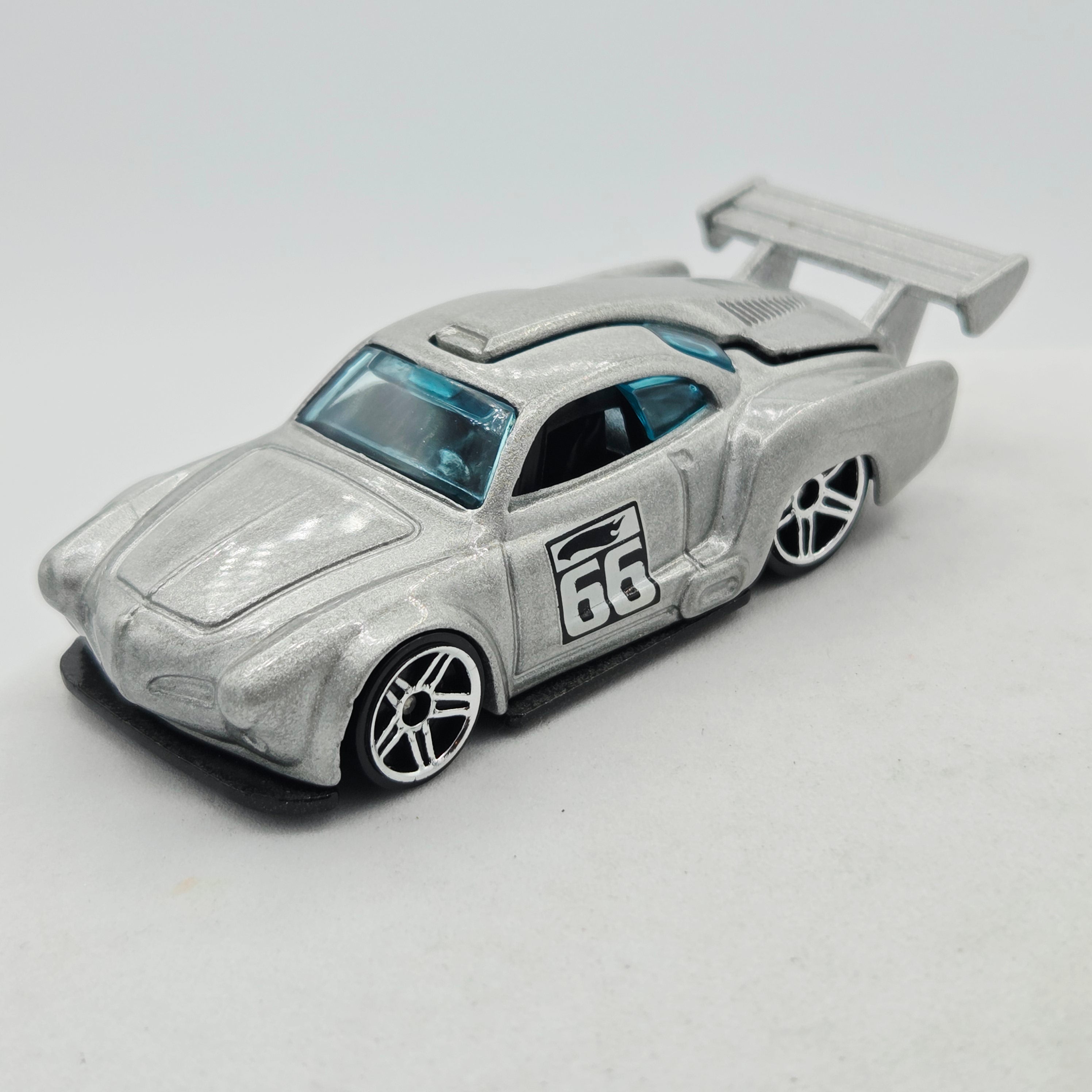 Hot Wheels Volkswagen Karmann Ghia (2006 HW Basic - New Models)