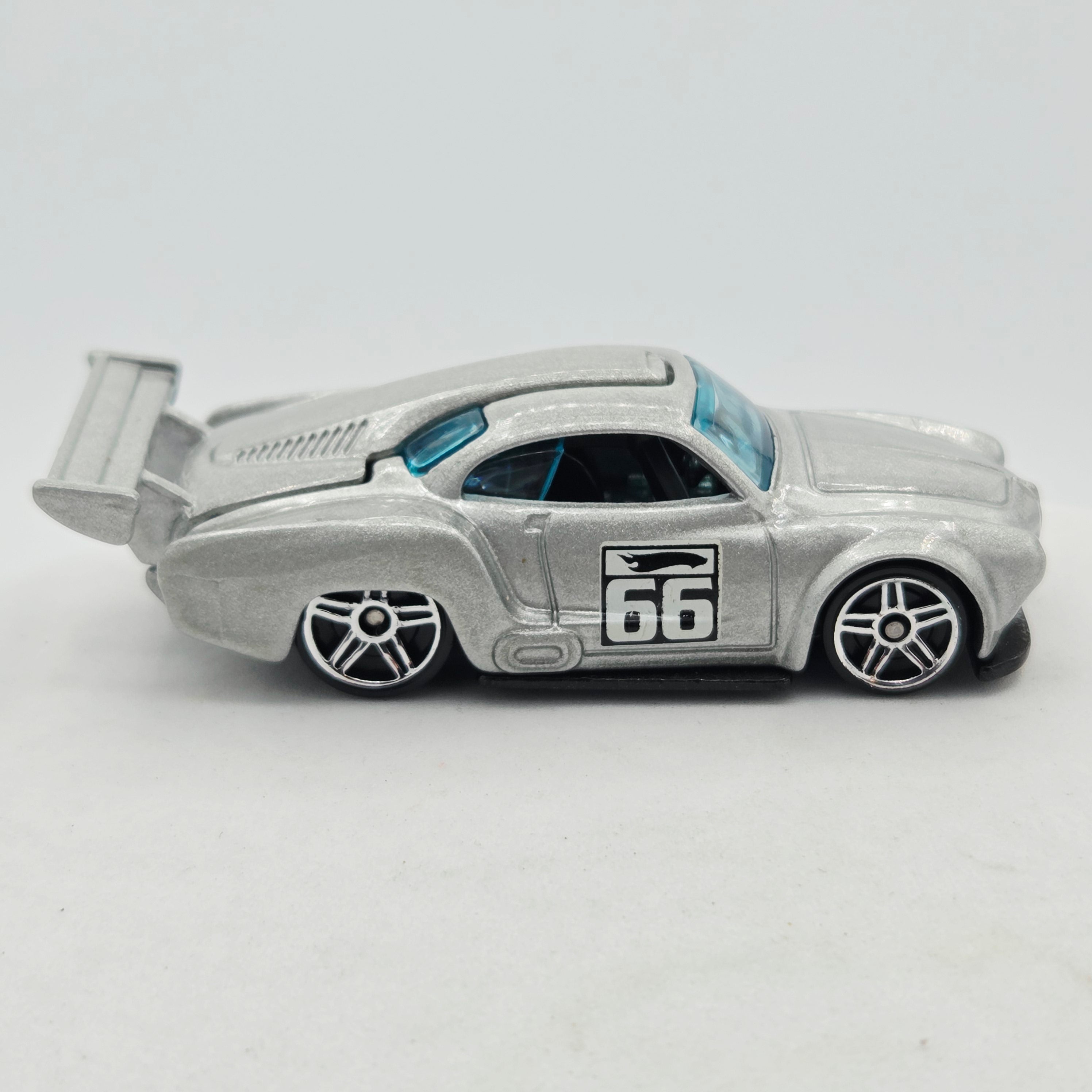Hot Wheels Volkswagen Karmann Ghia (2006 HW Basic - New Models)