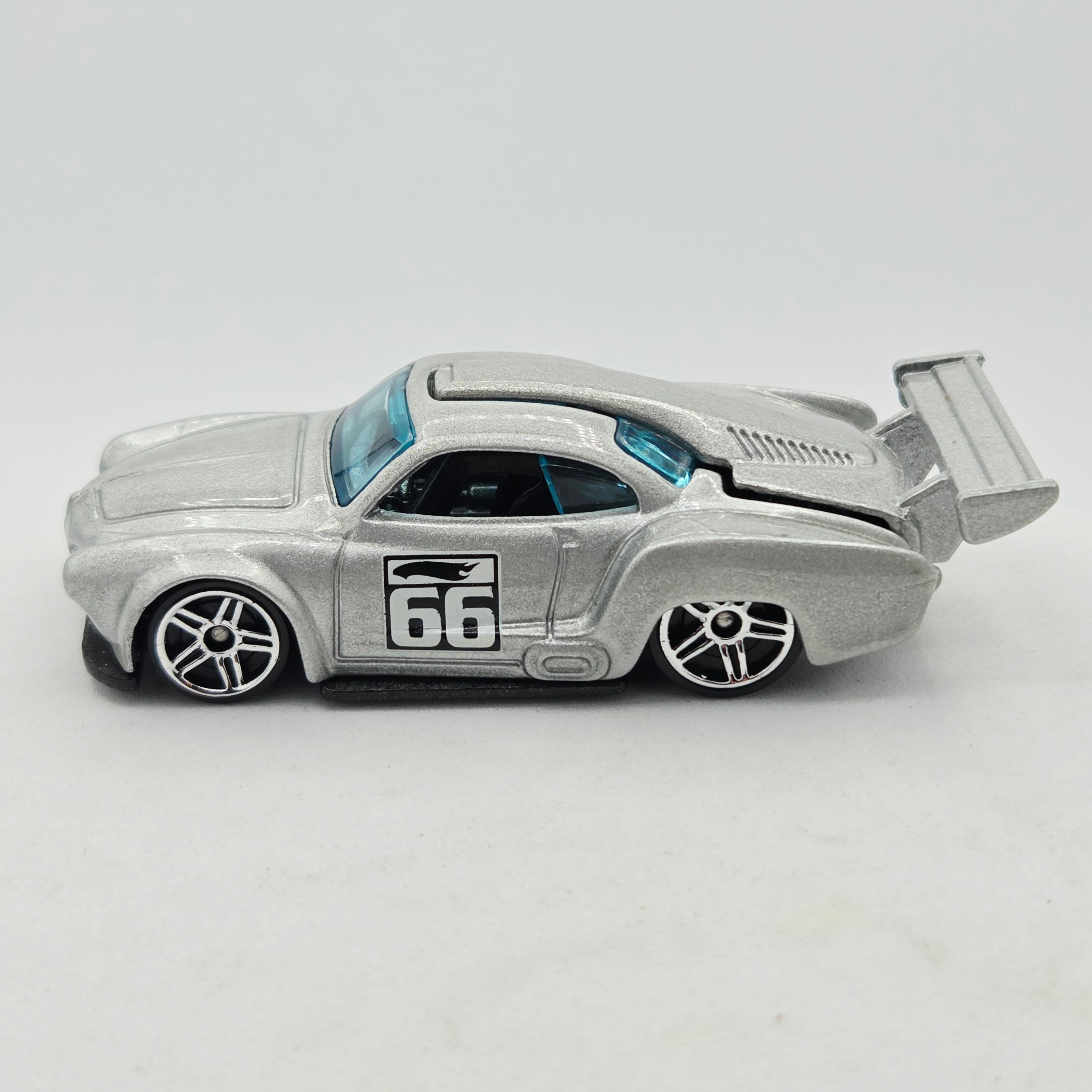 Hot Wheels Volkswagen Karmann Ghia (2006 HW Basic - New Models)