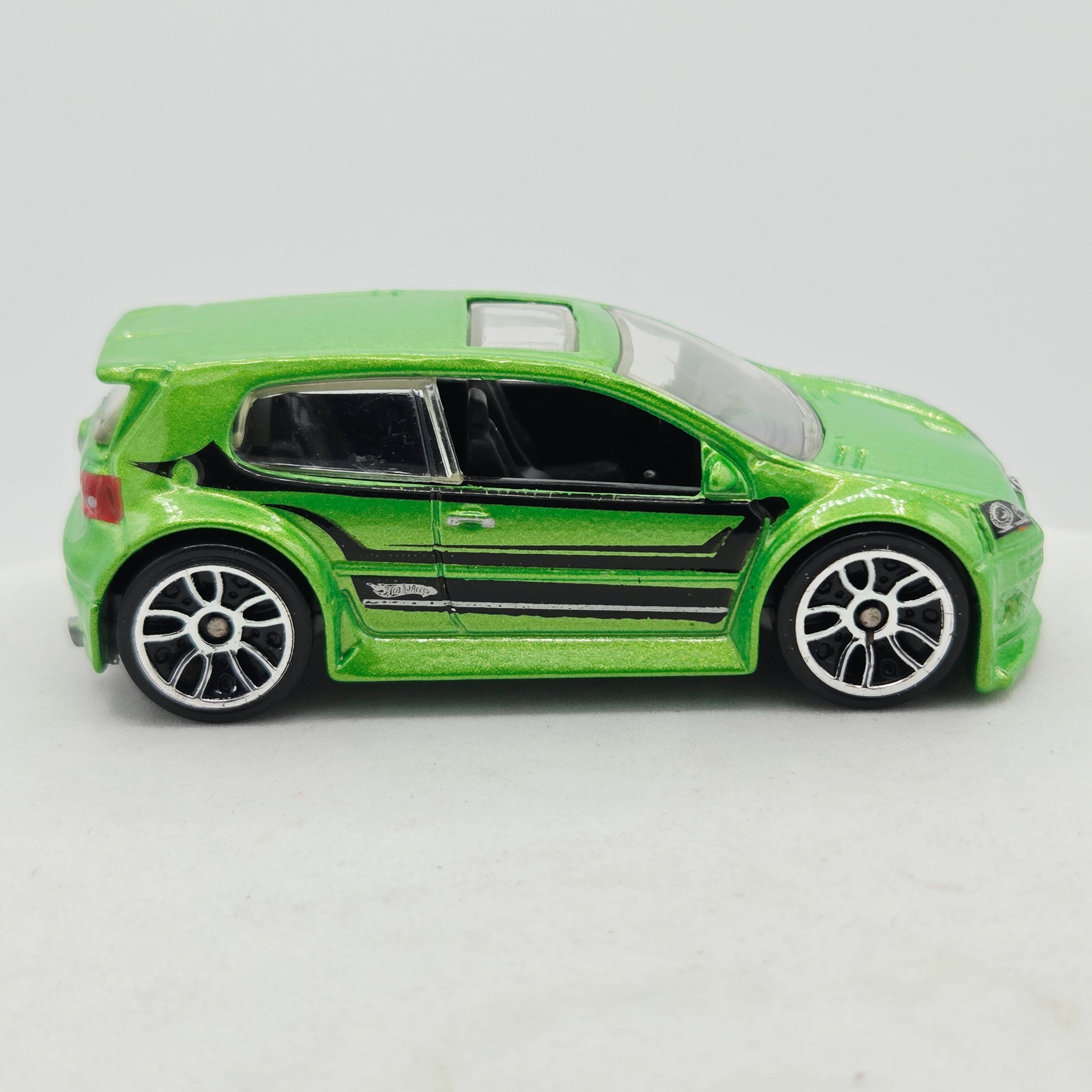 Hot Wheels Volkswagen Golf GTI (2010 HW Basic - Nightburnerz)