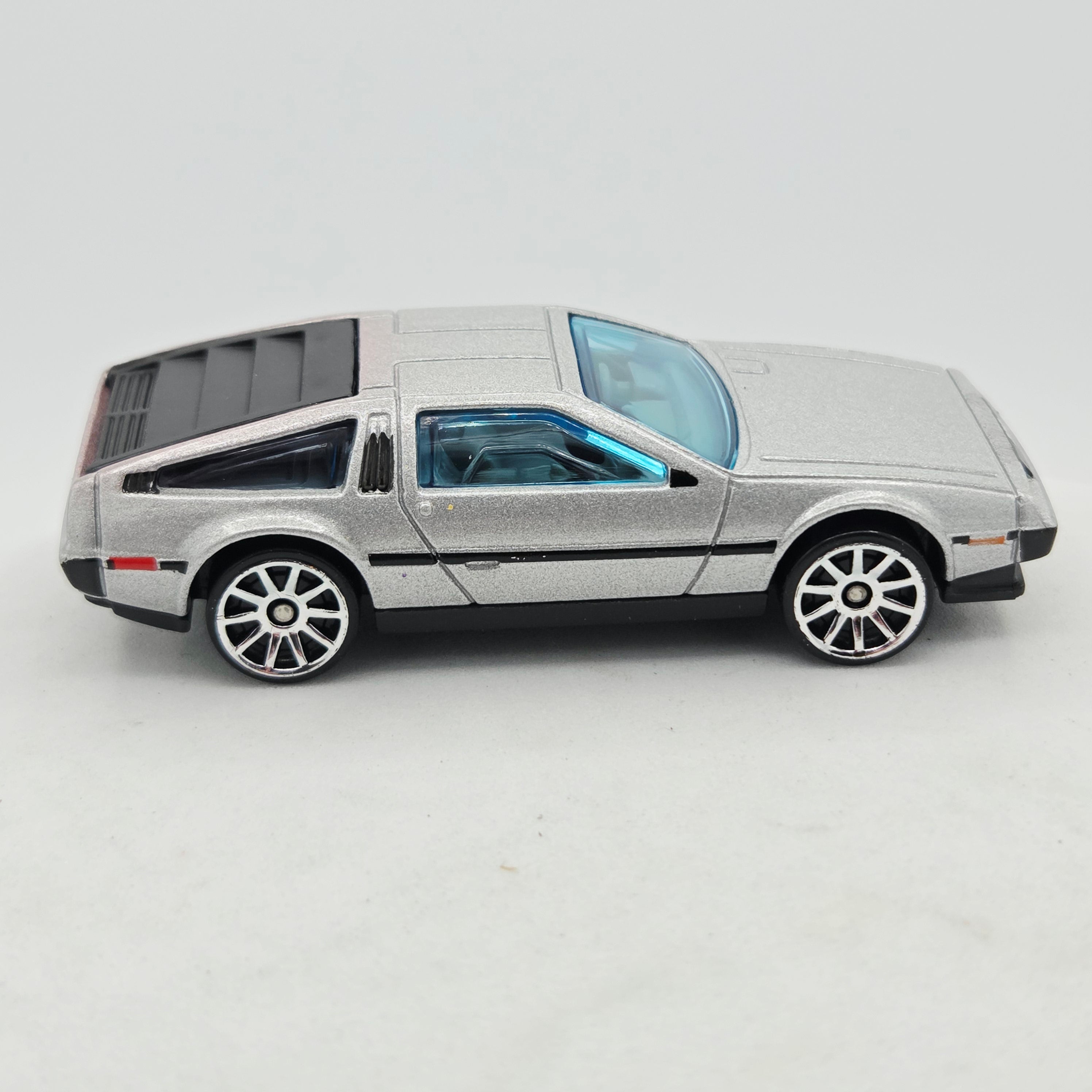 Hot Wheels '81 Delorean DMC-12 (2010 HW Basic - New Models)