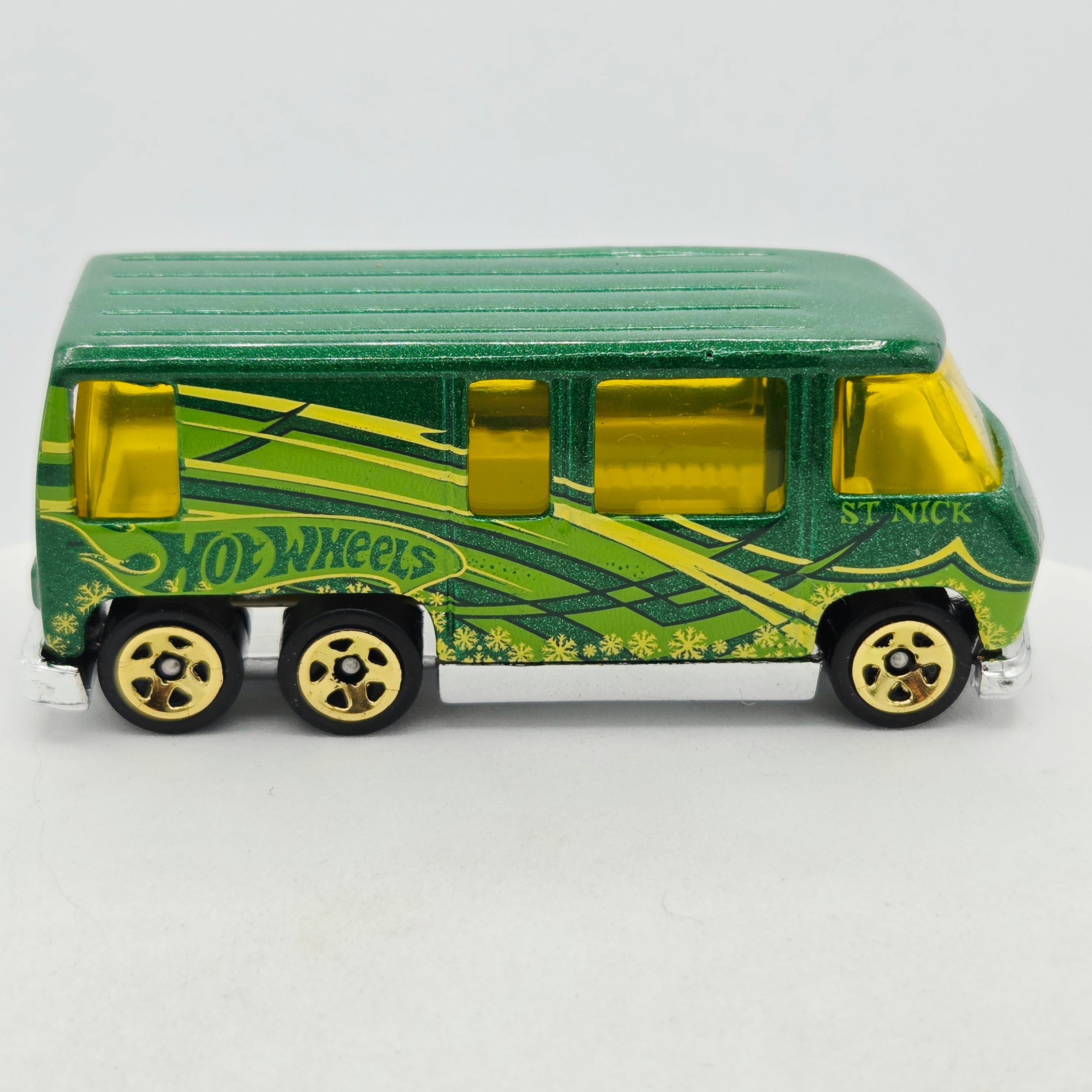 Hot Wheels GMC Motorhome RV Van (2008 HW Holiday Hot Rods 3 Pack - Target Stores Exclusive)
