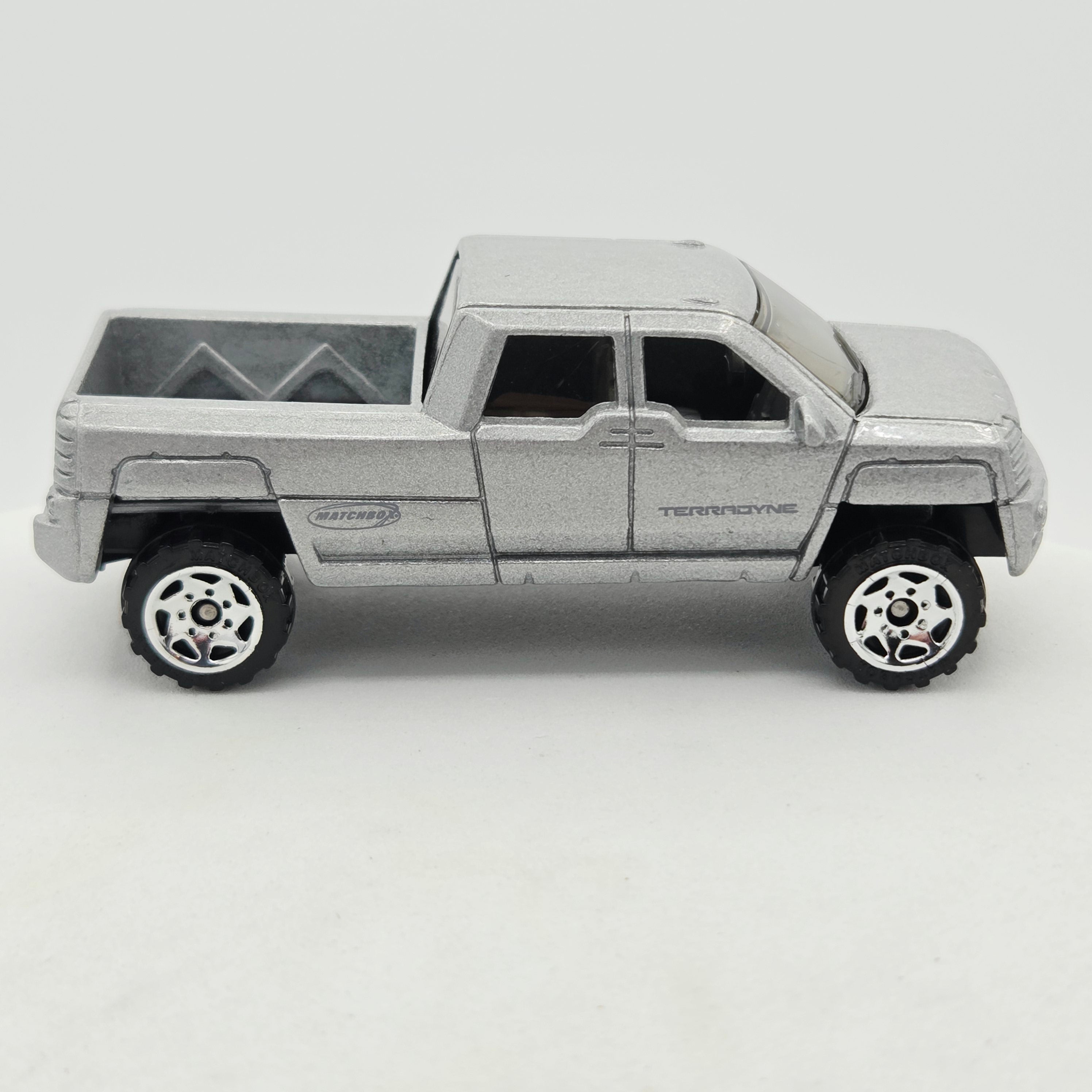 Matchbox GMC Terradyne Pickup (2003 MBX Basic - Hero City)