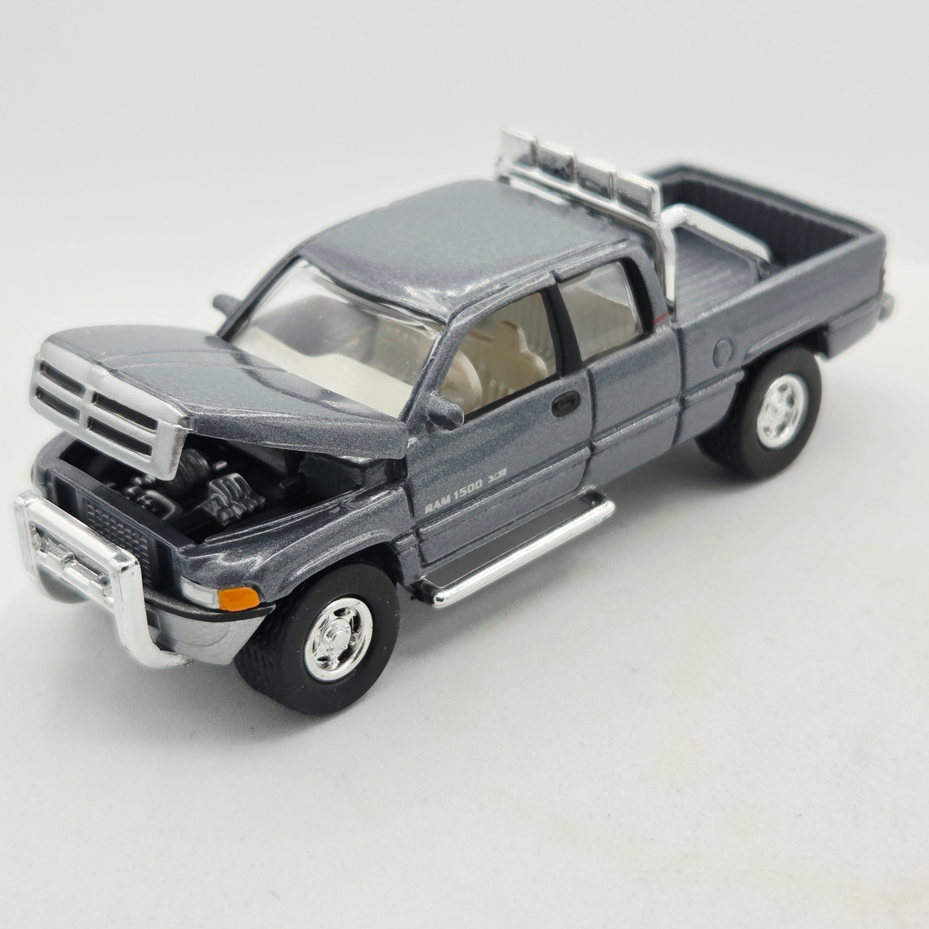 Johnny Lightning '96 Dodge Ram Pickup - 1:64, Walker Texas Ranger (1999 Hollywood on Wheels)