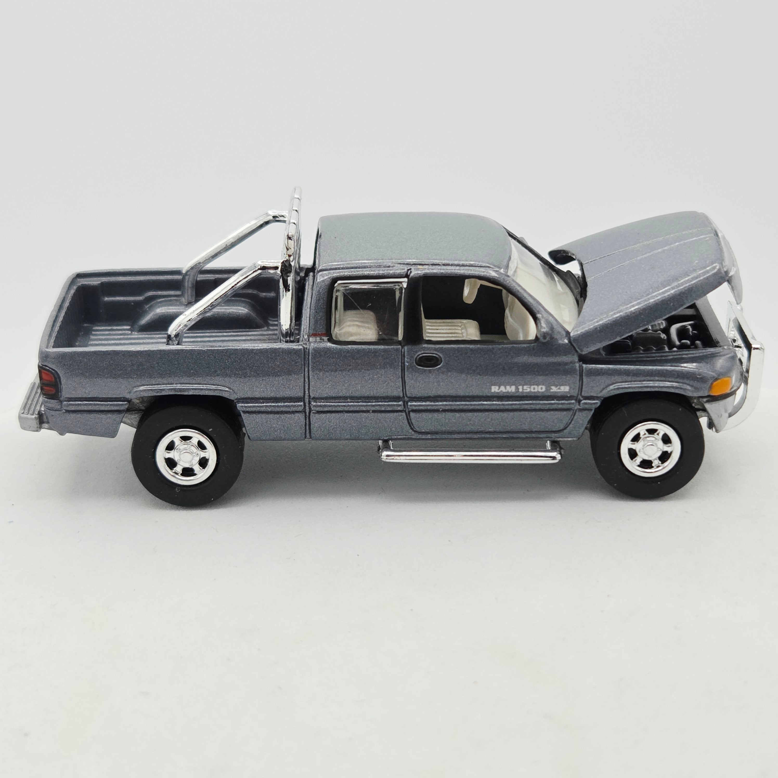 Johnny Lightning '96 Dodge Ram Pickup - 1:64, Walker Texas Ranger (1999 Hollywood on Wheels)