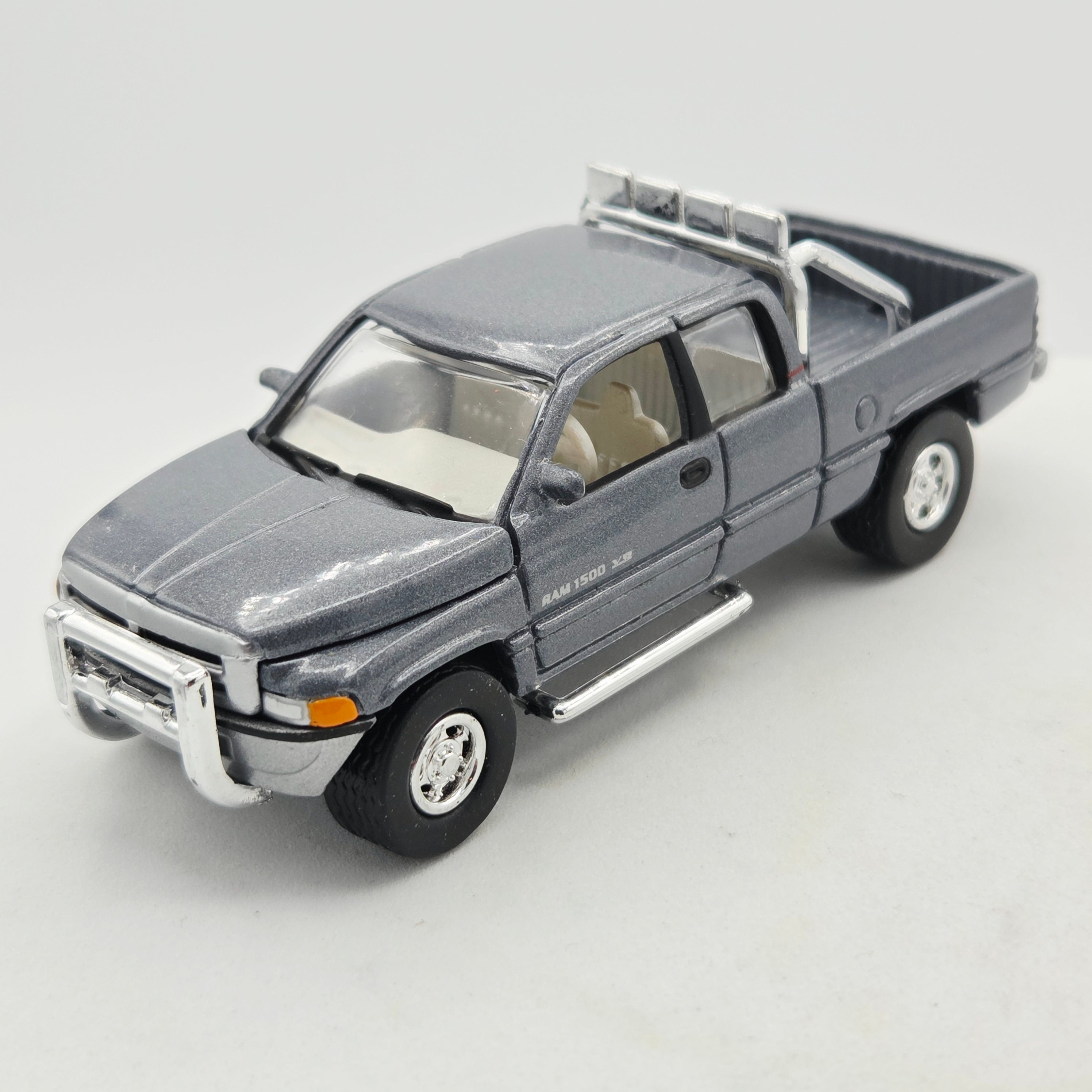 Johnny Lightning '96 Dodge Ram Pickup - 1:64, Walker Texas Ranger (1999 Hollywood on Wheels)