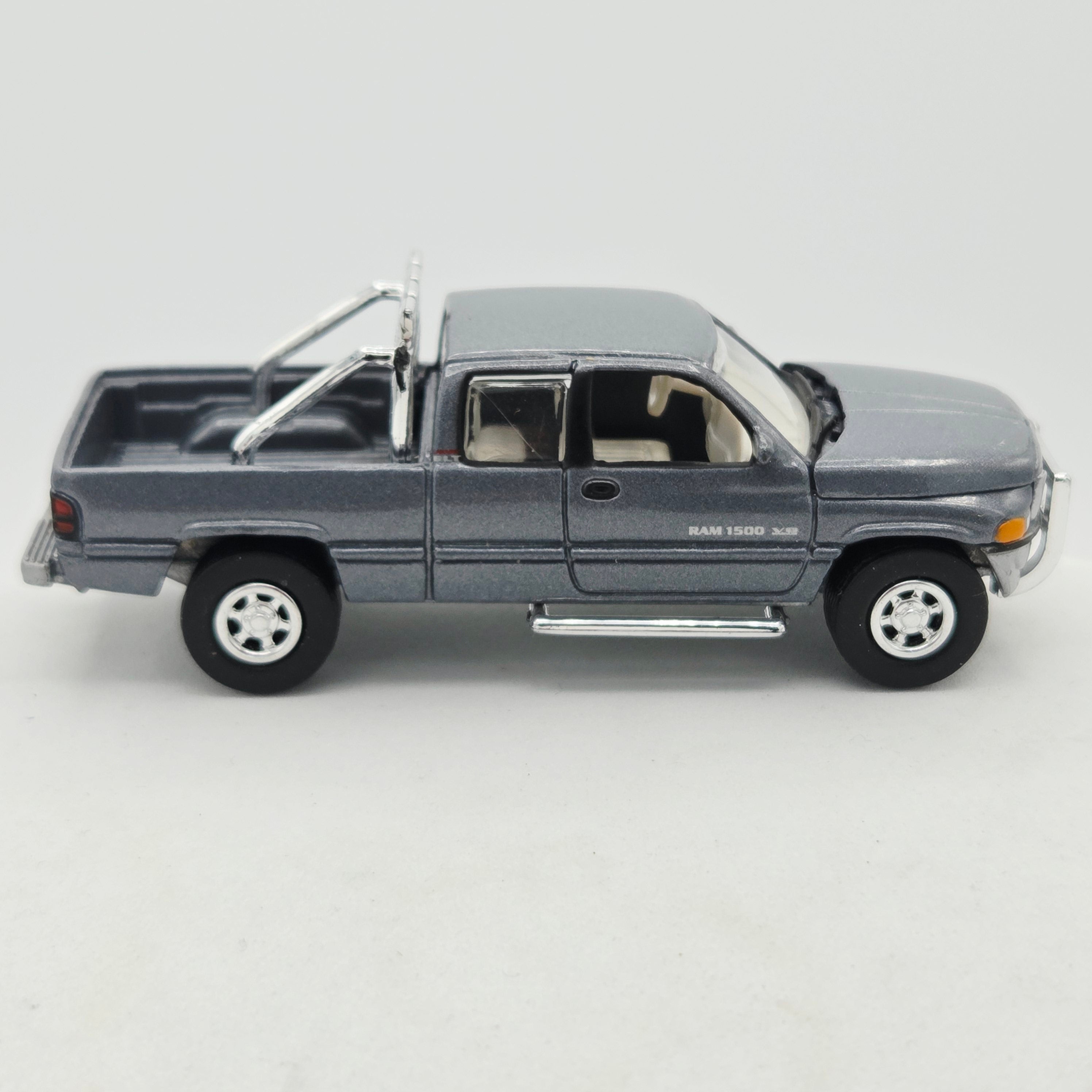 Johnny Lightning '96 Dodge Ram Pickup - 1:64, Walker Texas Ranger (1999 Hollywood on Wheels)