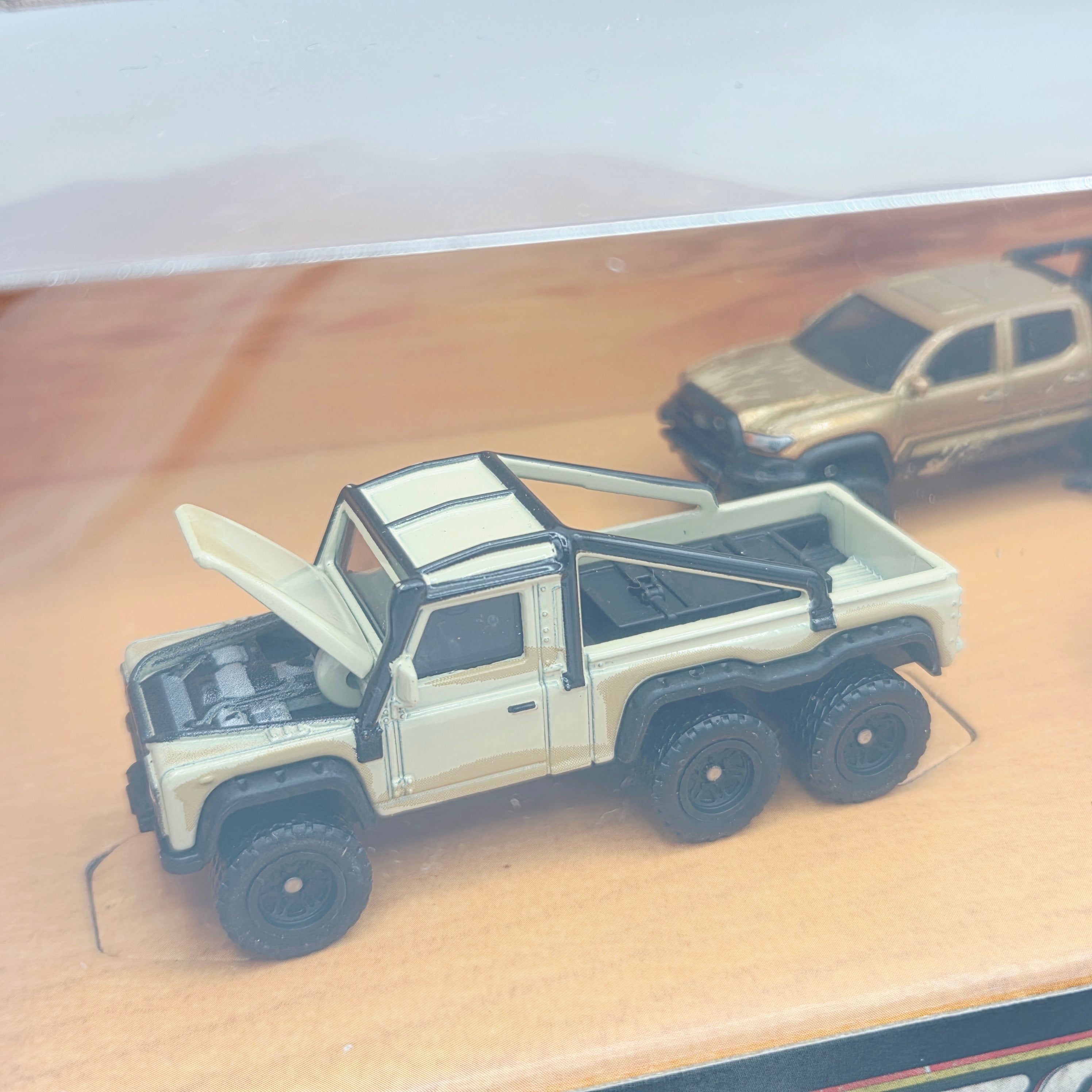 Matchbox Desert Chase Escape Diorama - Toyota 4runner, Tacoma, Land Rover 6x6 (2026 Matchbox Movie Multipack)
