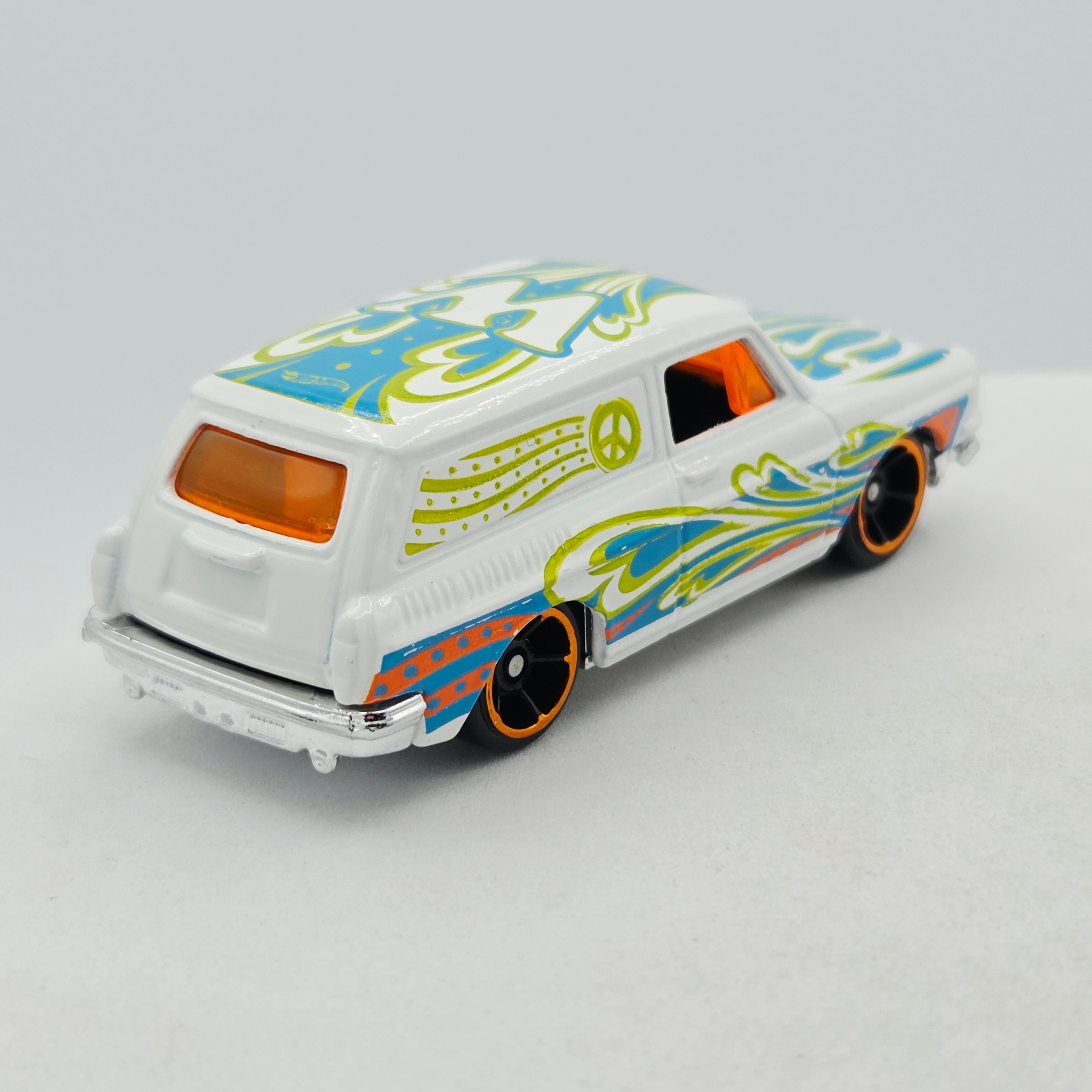 Hot Wheels '69 Volkswagen Squareback (2016 HW Basic - Art Cars)