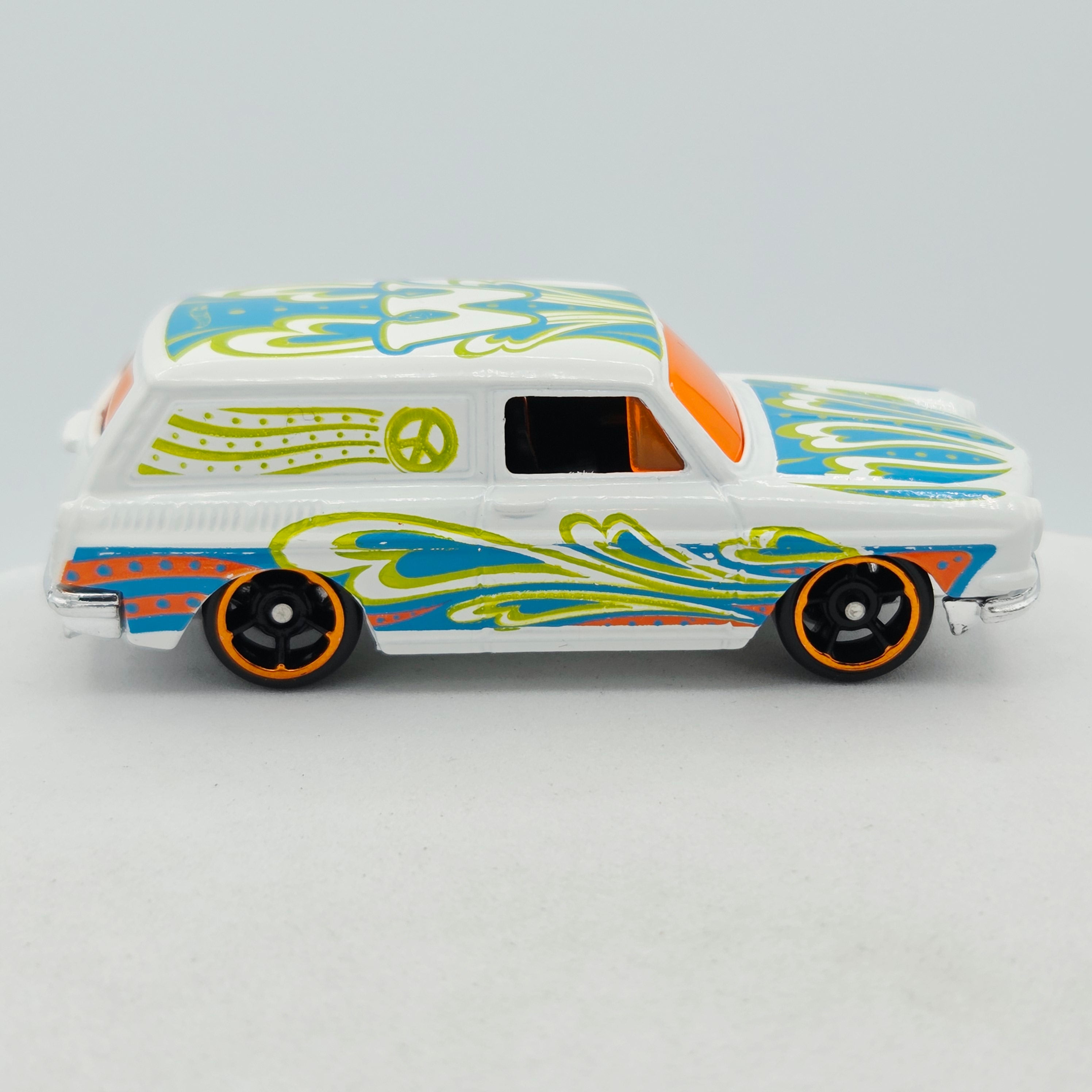 Hot Wheels '69 Volkswagen Squareback (2016 HW Basic - Art Cars)