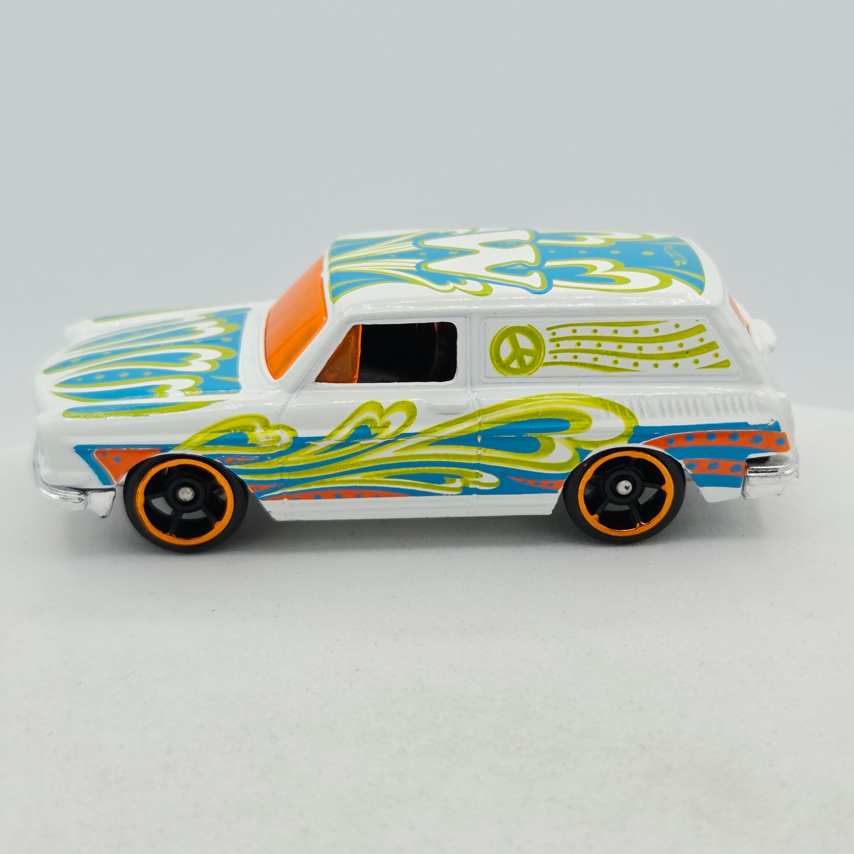 Hot Wheels '69 Volkswagen Squareback (2016 HW Basic - Art Cars)