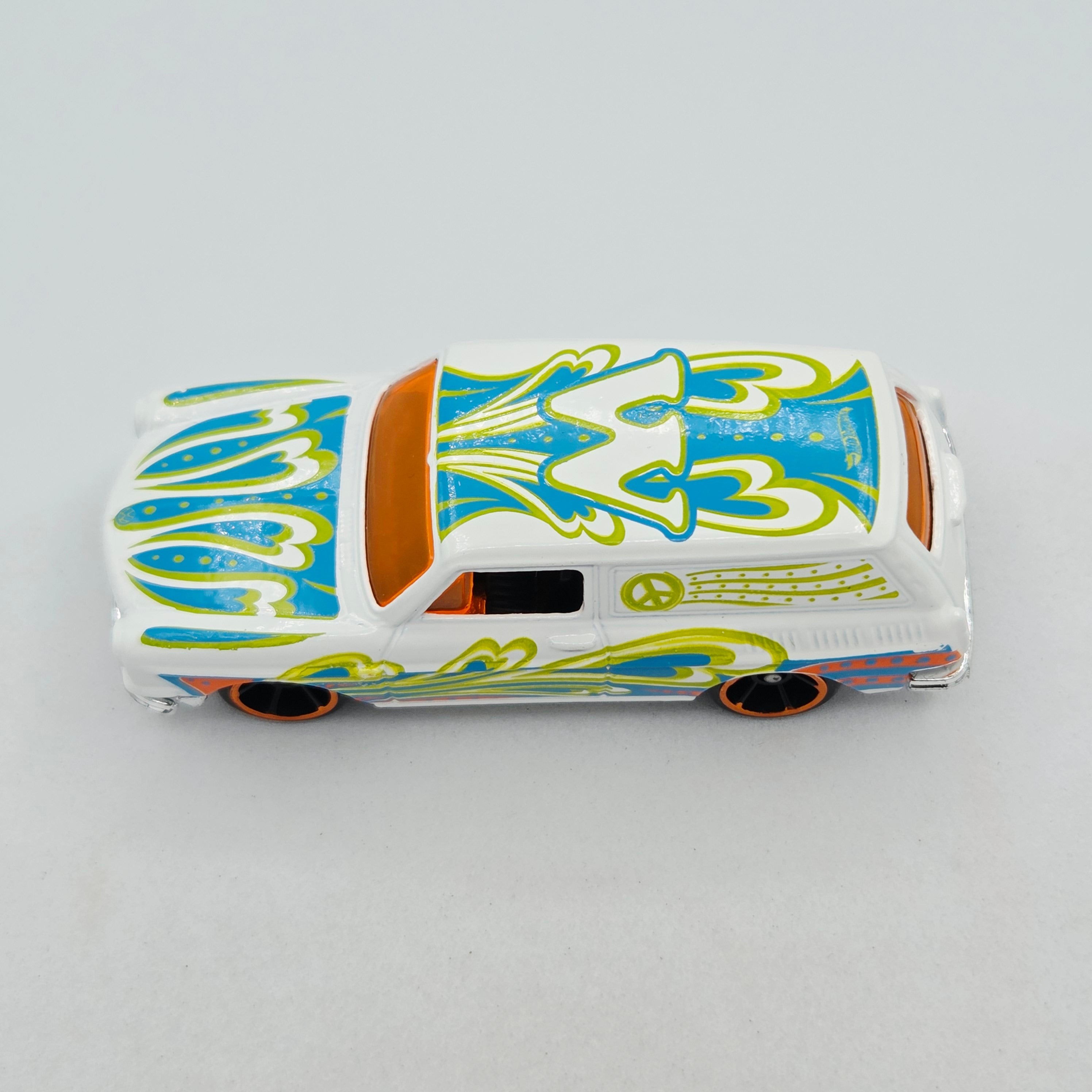 Hot Wheels '69 Volkswagen Squareback (2016 HW Basic - Art Cars)