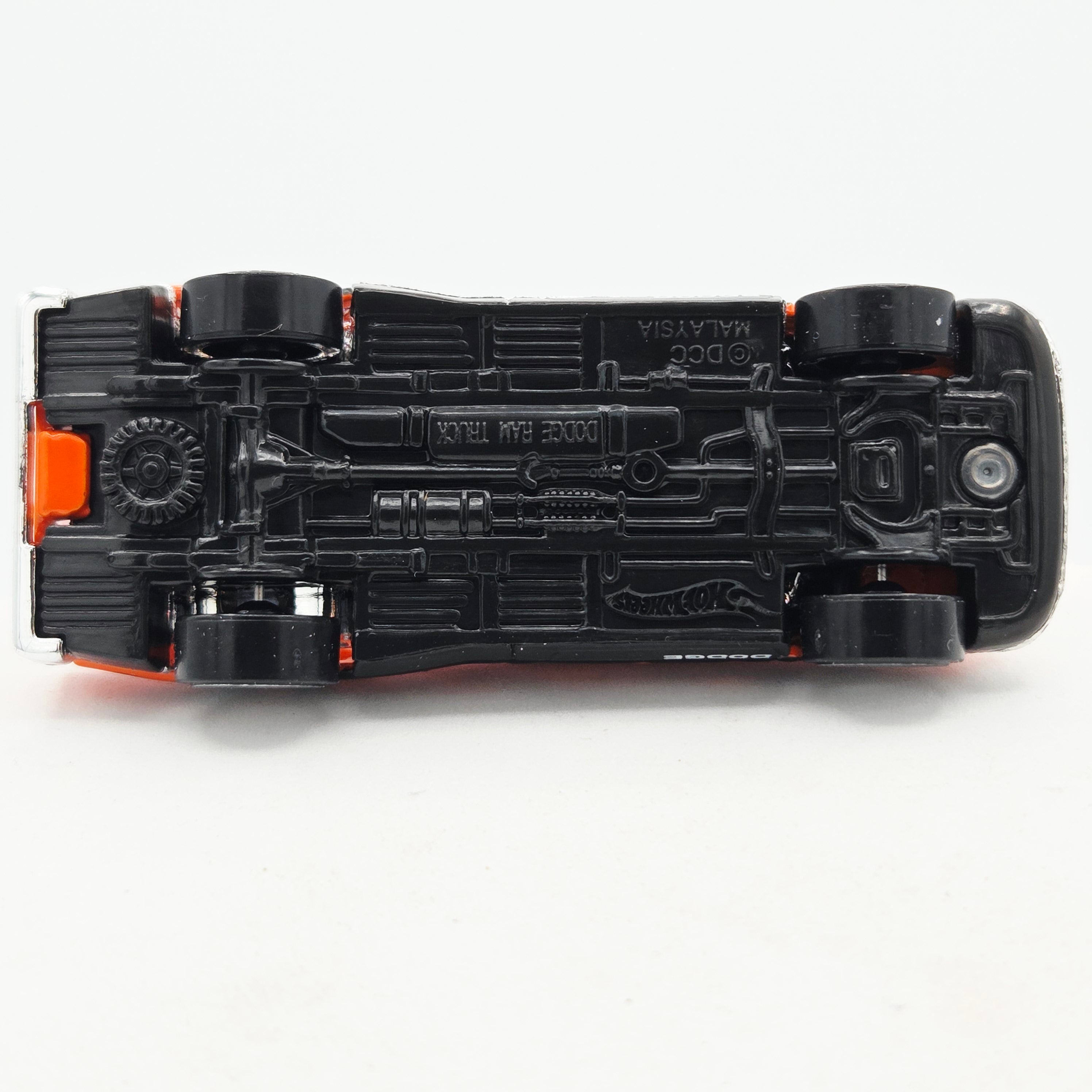 Hot Wheels '95 Dodge Ram 1500 Pickup - Orange (2006 HW Basic)