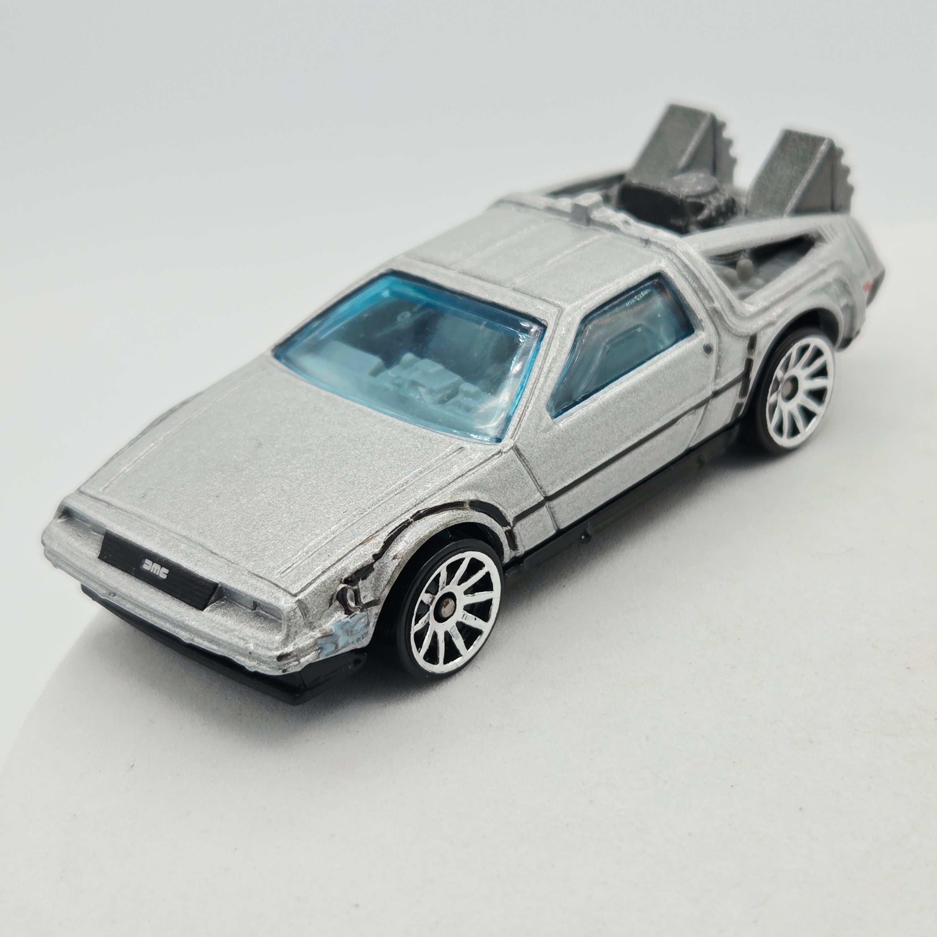 Hot Wheels '81 Delorean DMC-12 Time Machine (2011 HW Basic - New Models)