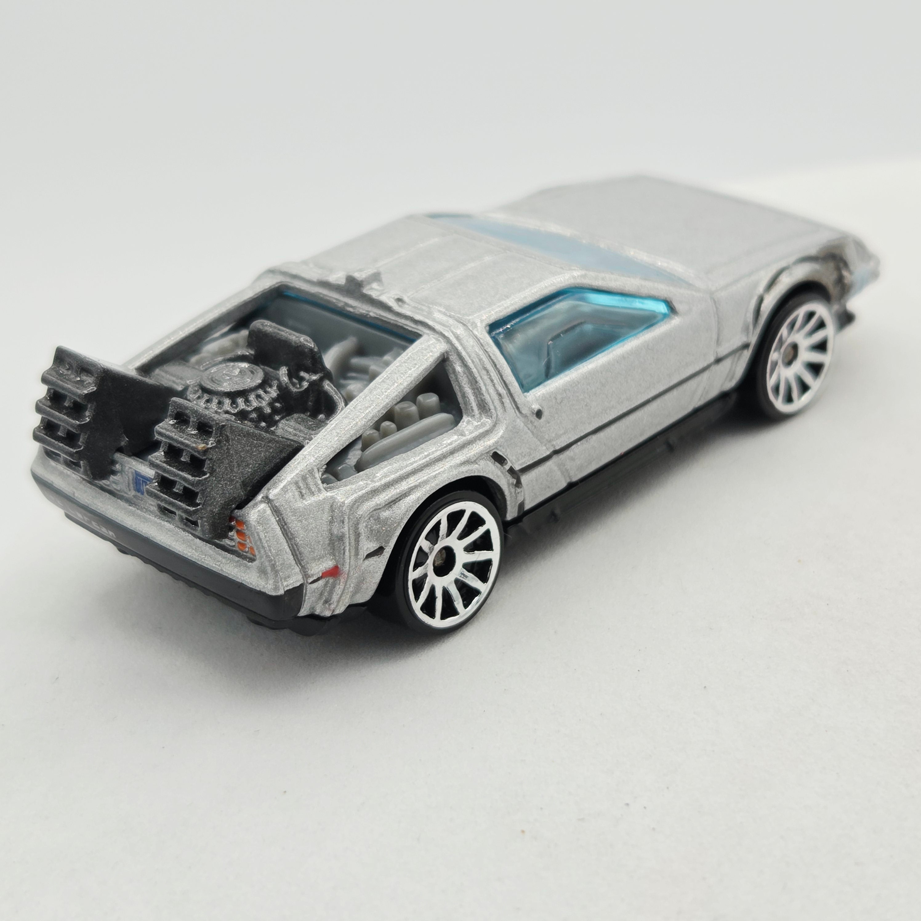 Hot Wheels '81 Delorean DMC-12 Time Machine (2011 HW Basic - New Models)