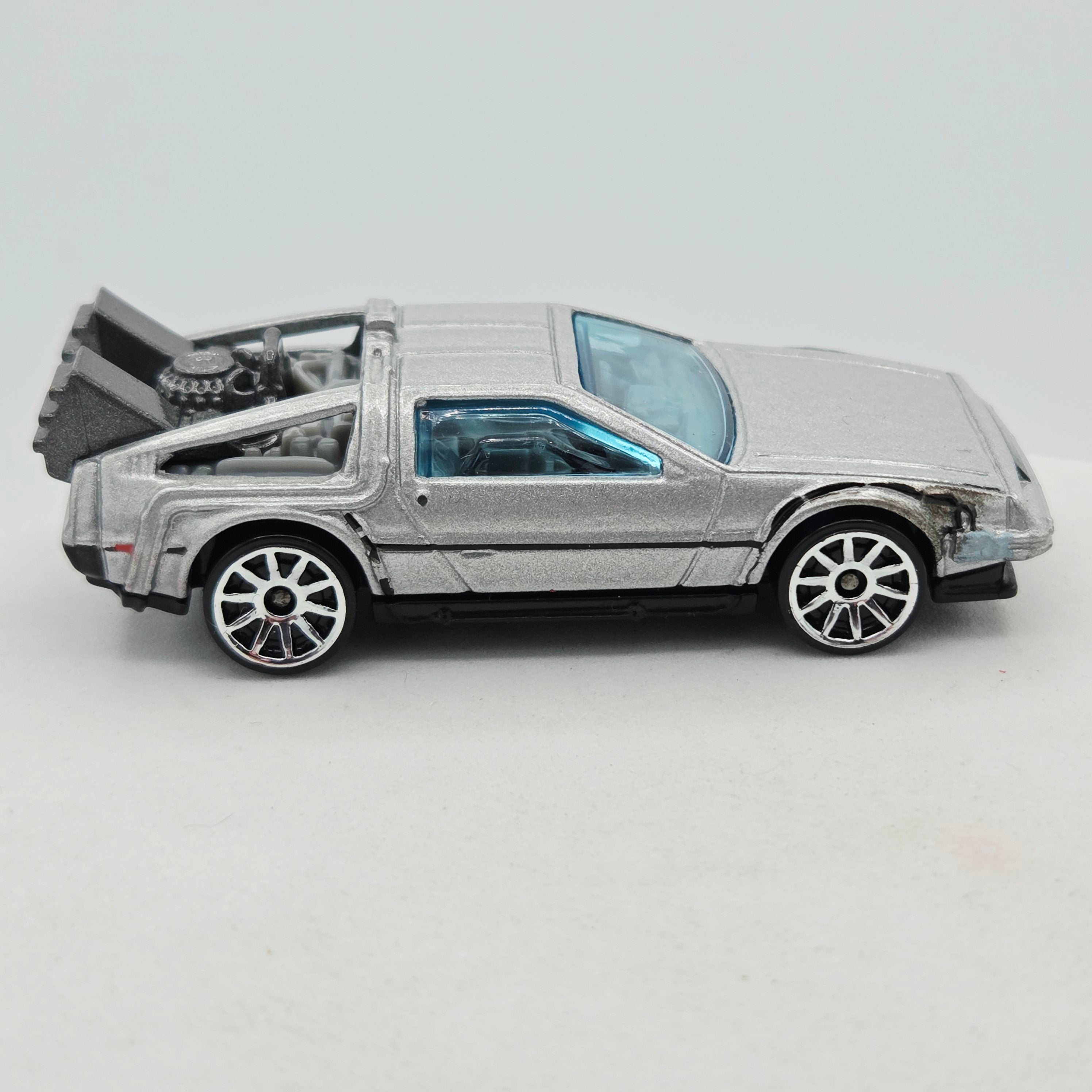 Hot Wheels '81 Delorean DMC-12 Time Machine (2011 HW Basic - New Models)