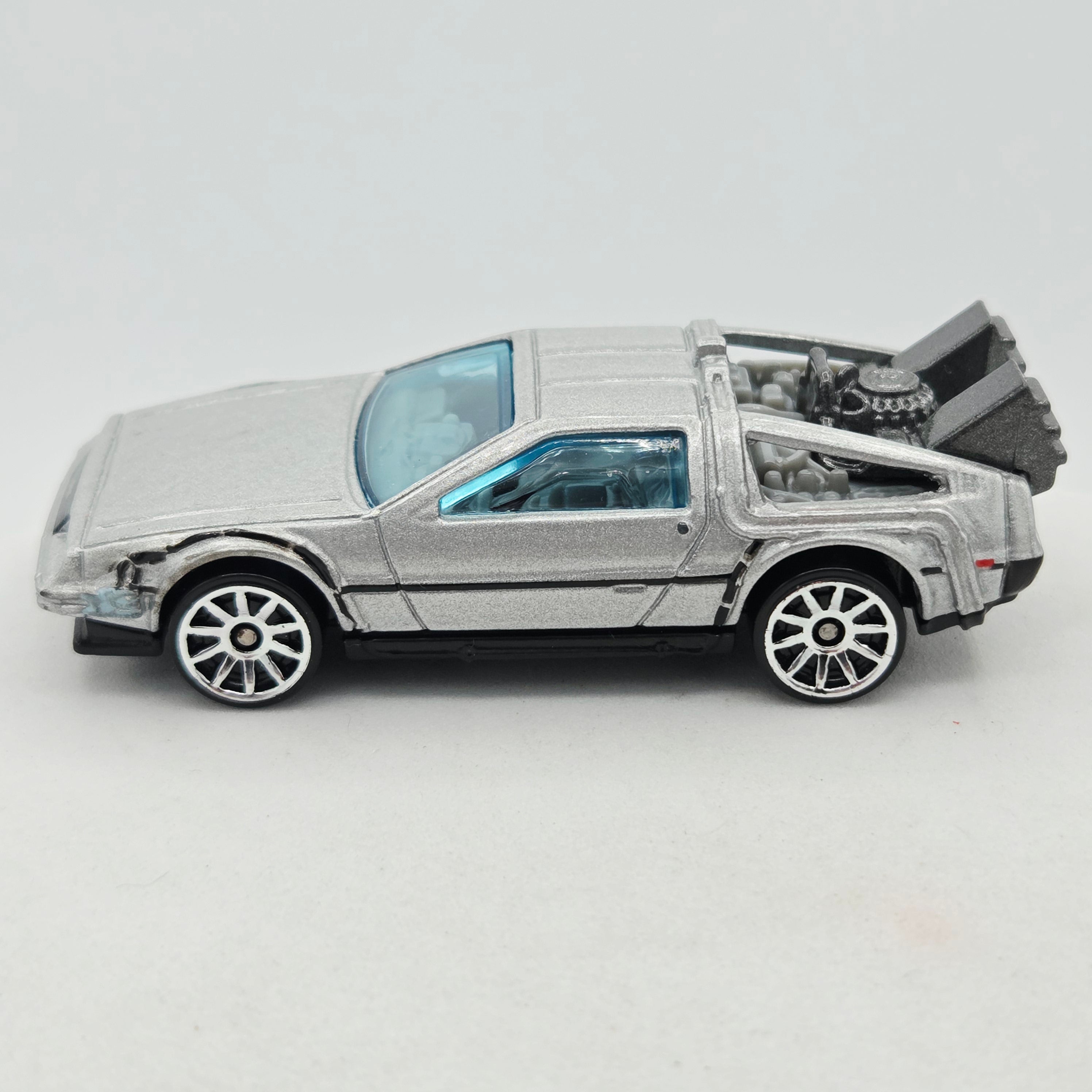 Hot Wheels '81 Delorean DMC-12 Time Machine (2011 HW Basic - New Models)