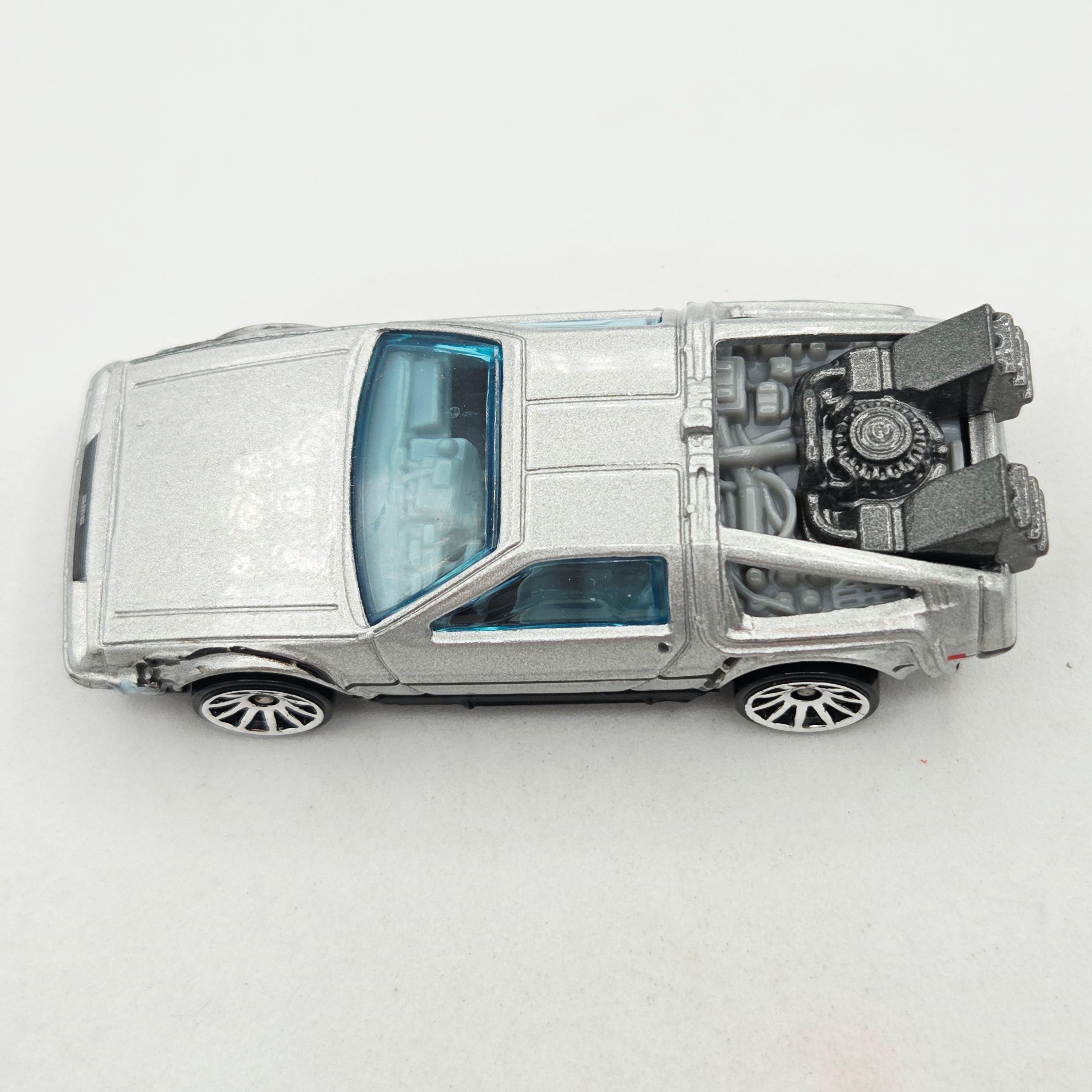 Hot Wheels '81 Delorean DMC-12 Time Machine (2011 HW Basic - New Models)